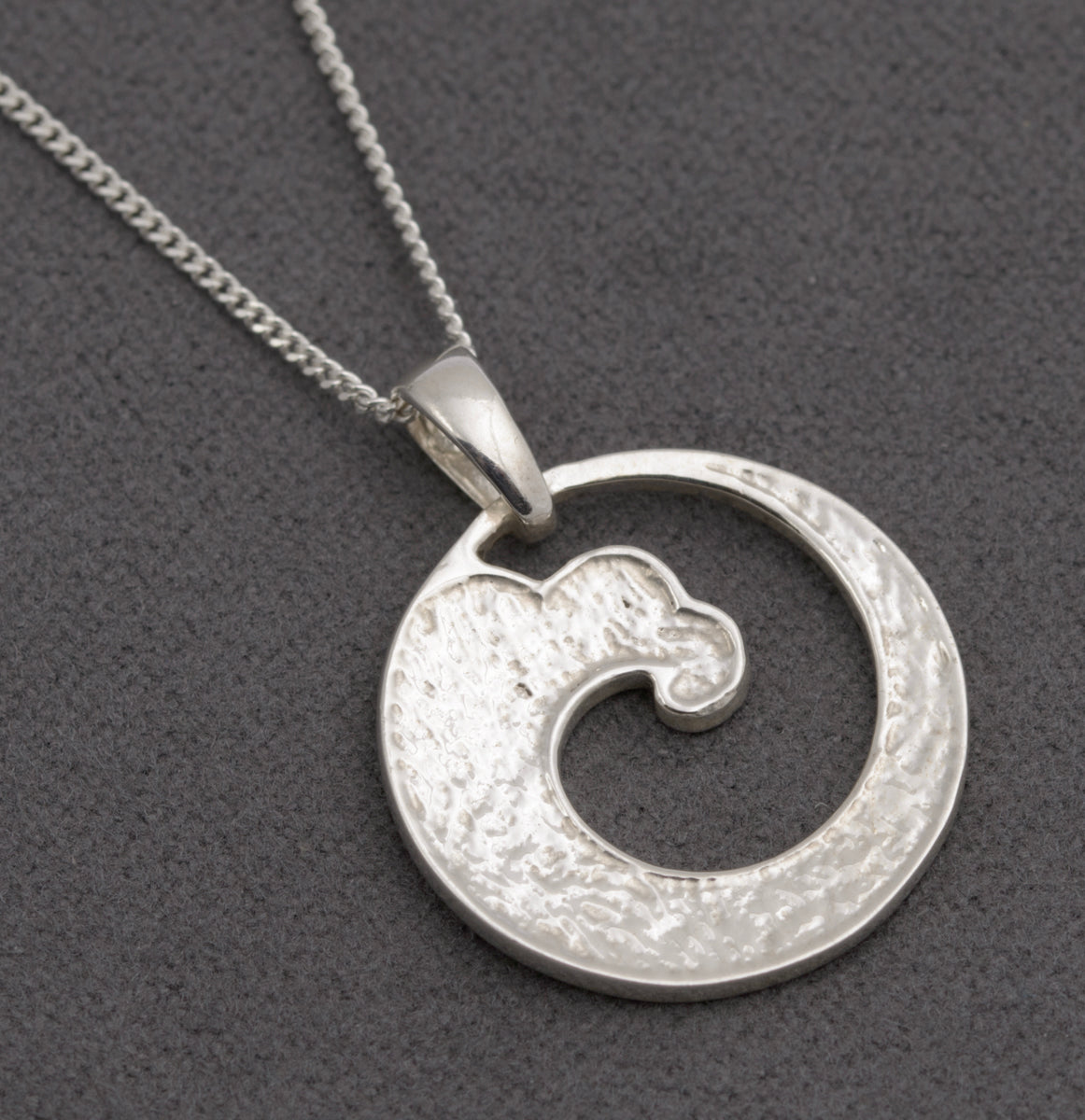 Malcolm Gray - Ortak Jewellery Sterling Silver & Enamel Costal Pendant Necklace (B2498)