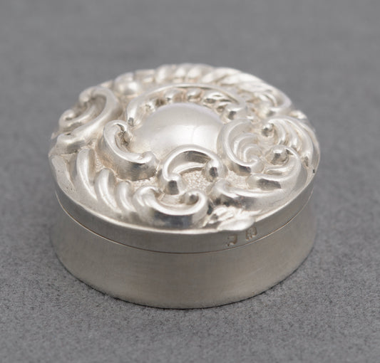 Antique Victorian Sterling Silver Pill Box Repousse Lid Hallmarked 1900 (B2504)
