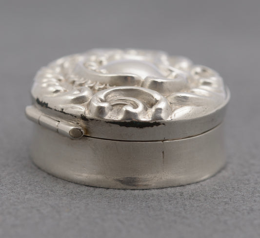 Antique Victorian Sterling Silver Pill Box Repousse Lid Hallmarked 1900 (B2504)