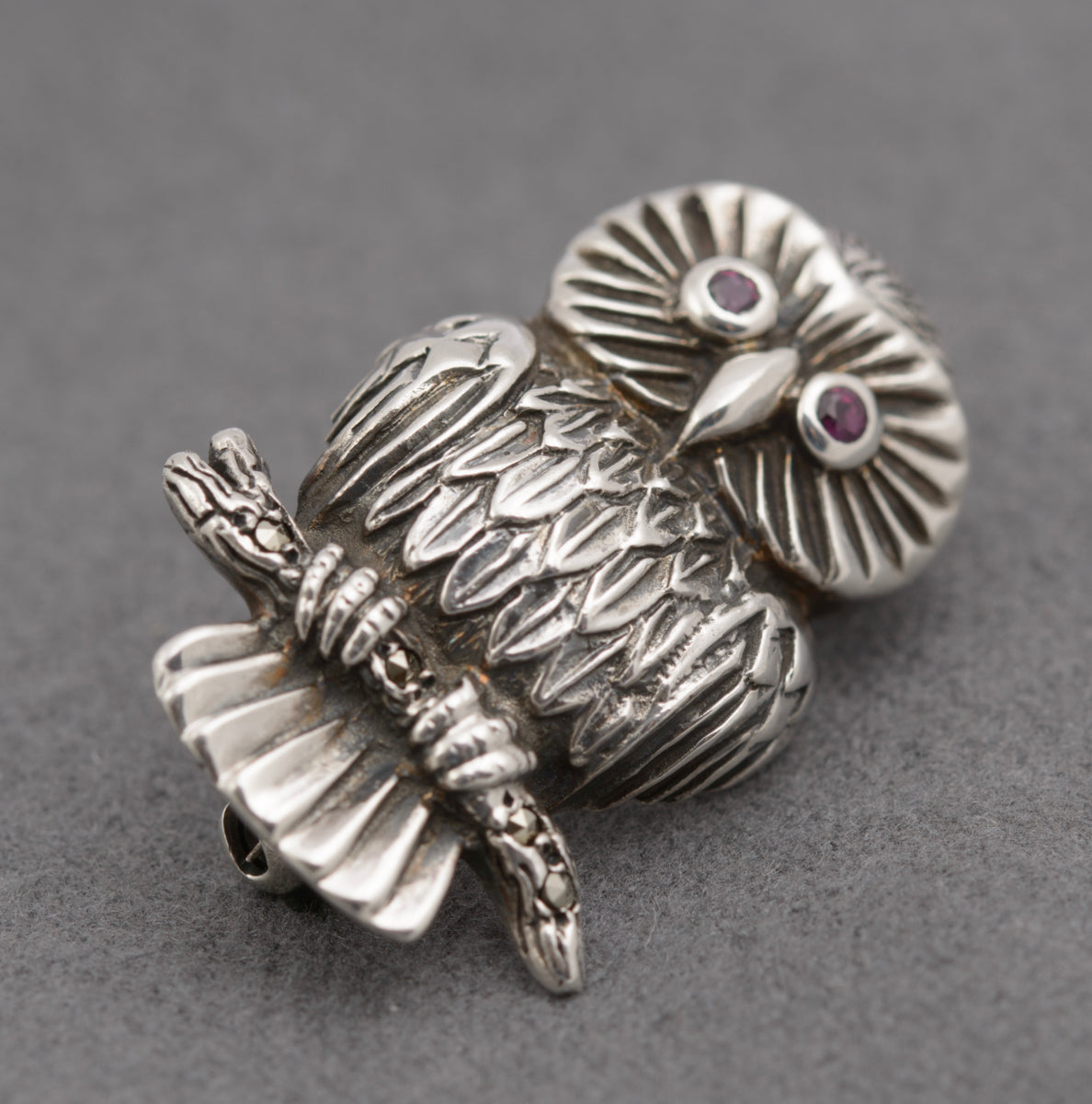 Vintage 925 Sterling Silver Ruby & Marcasite Owl Pin Brooch Mid 20th C(B2506)