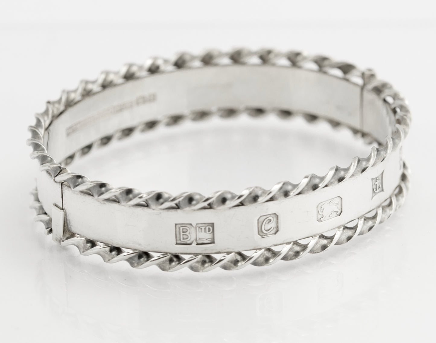 Vintage Sterling Silver Queen Elizabeth II 1977 Jubilee Feature Hallmark Bangle (B2520)