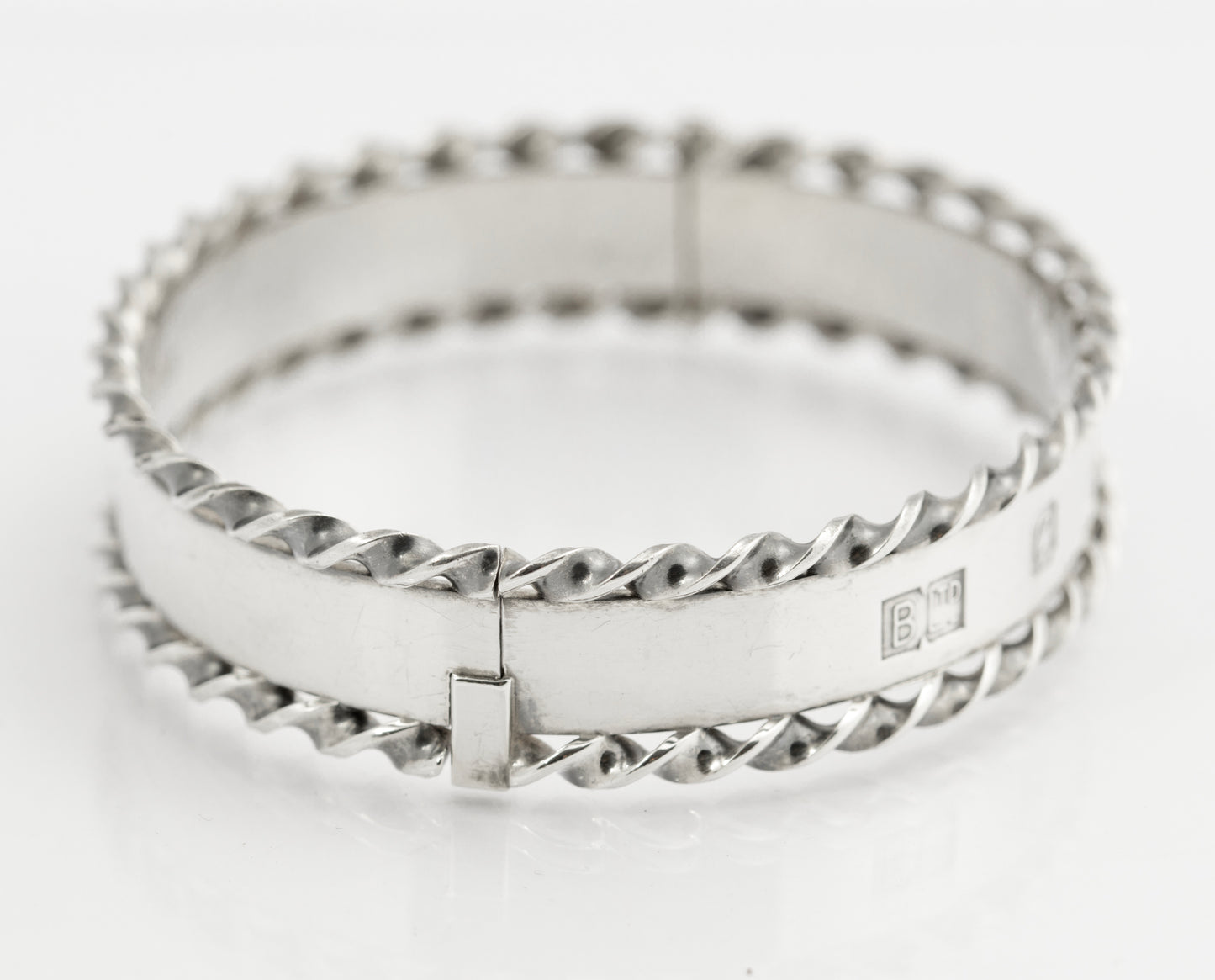 Vintage Sterling Silver Queen Elizabeth II 1977 Jubilee Feature Hallmark Bangle (B2520)