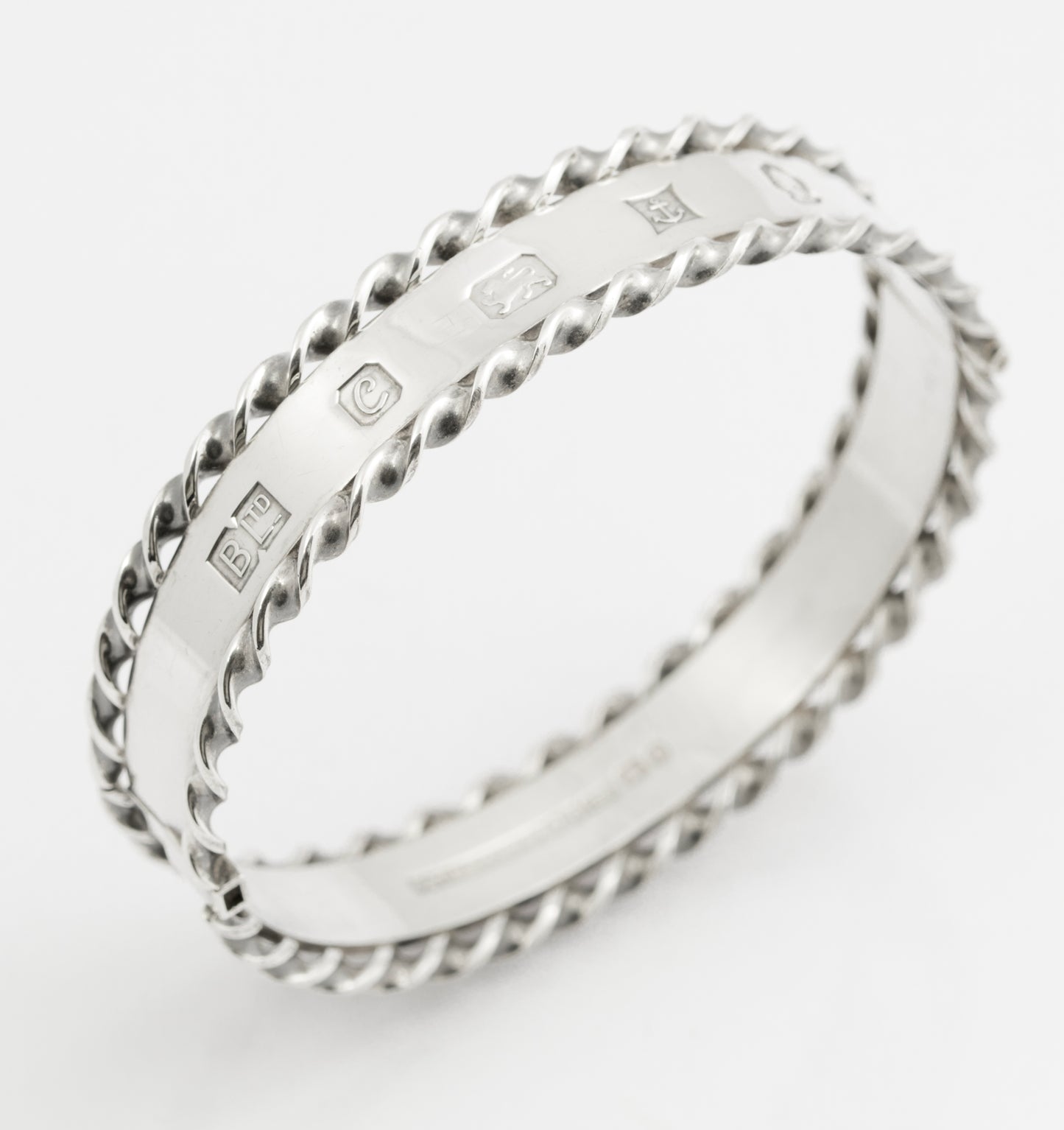 Vintage Sterling Silver Queen Elizabeth II 1977 Jubilee Feature Hallmark Bangle (B2520)