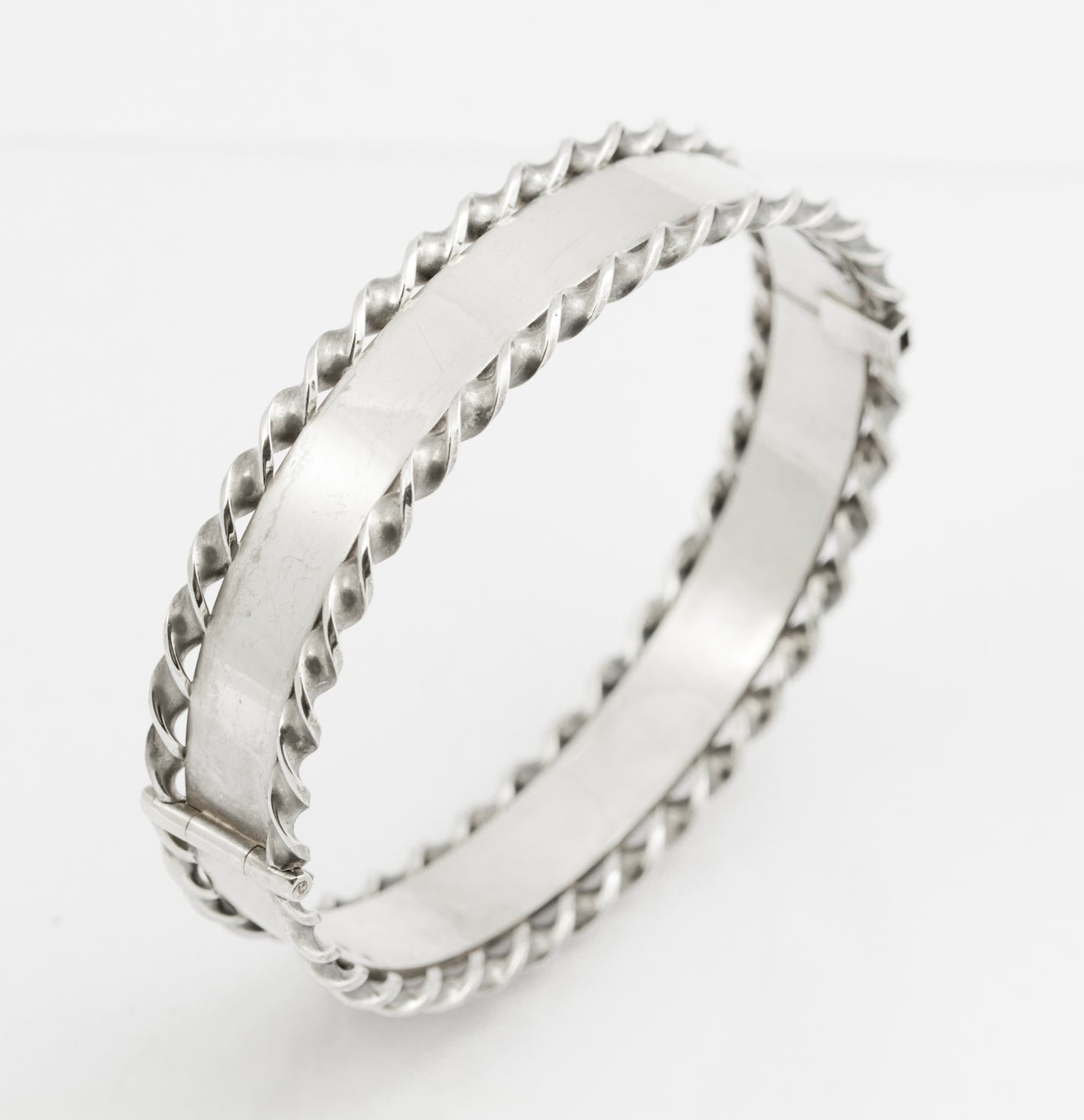 Vintage Sterling Silver Queen Elizabeth II 1977 Jubilee Feature Hallmark Bangle (B2520)