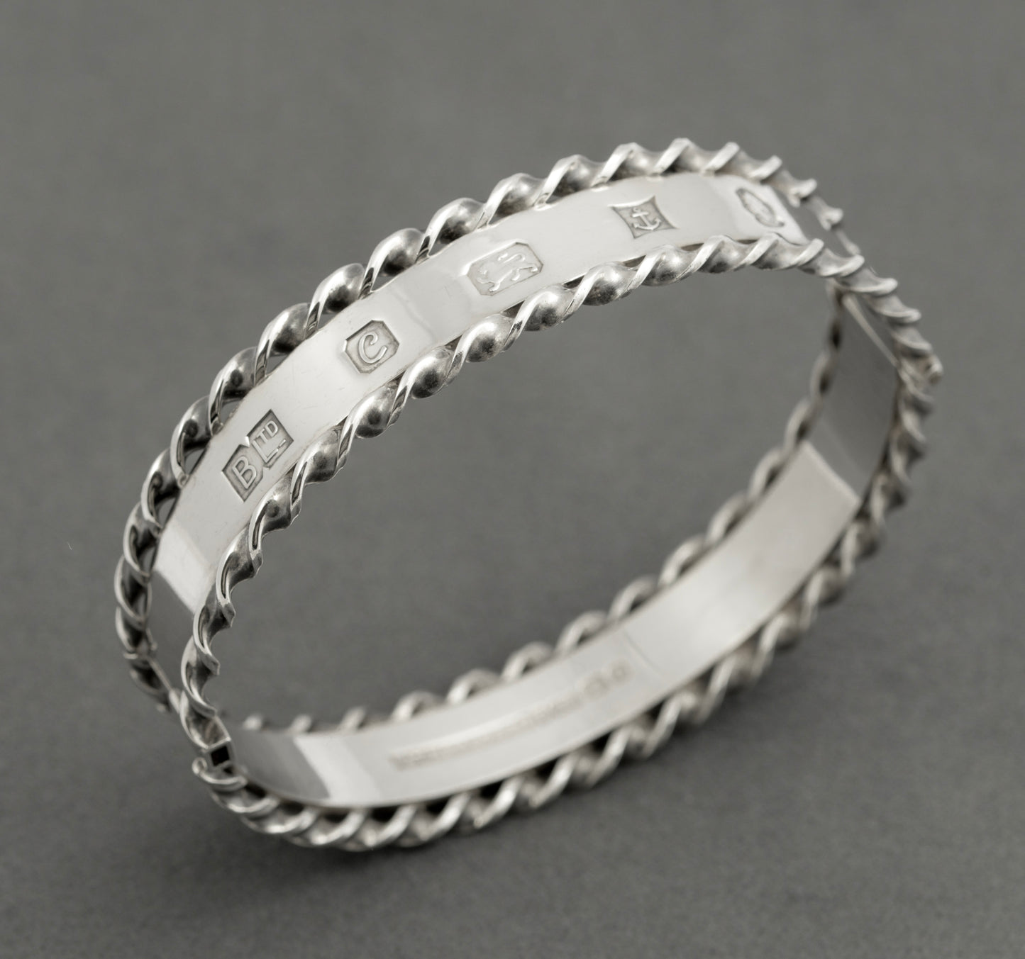 Vintage Sterling Silver Queen Elizabeth II 1977 Jubilee Feature Hallmark Bangle (B2520)