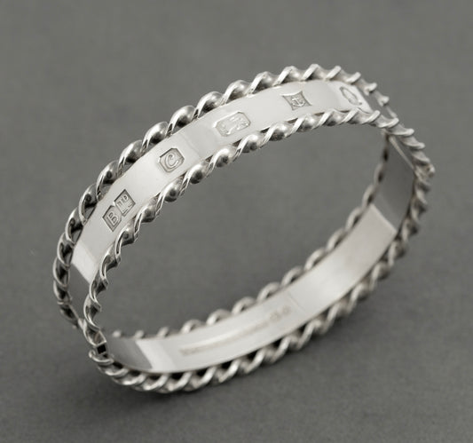 Vintage Sterling Silver Queen Elizabeth II 1977 Jubilee Feature Hallmark Bangle (B2520)