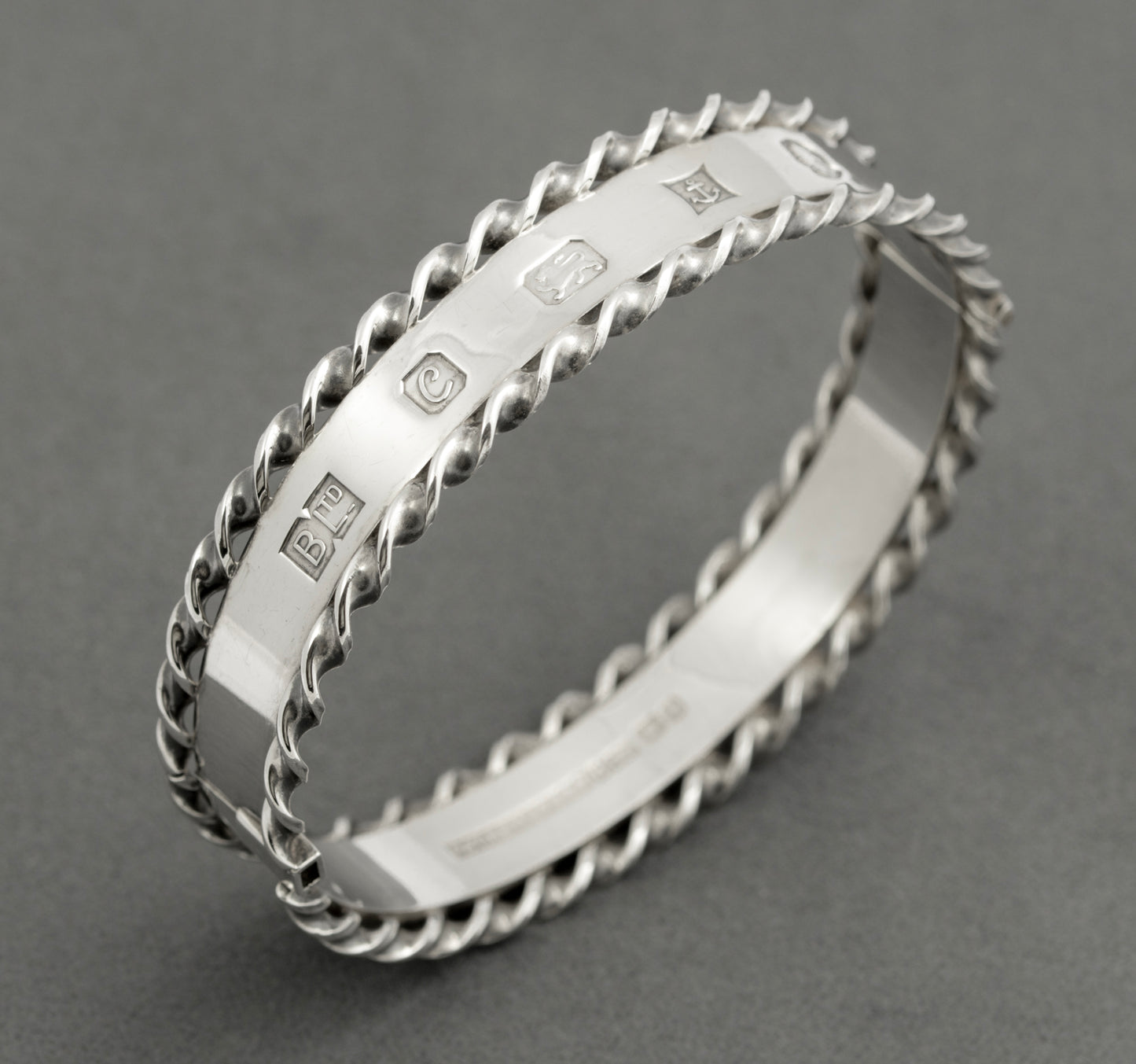 Vintage Sterling Silver Queen Elizabeth II 1977 Jubilee Feature Hallmark Bangle (B2520)