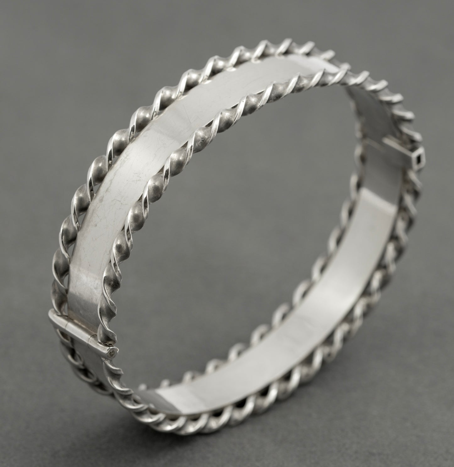 Vintage Sterling Silver Queen Elizabeth II 1977 Jubilee Feature Hallmark Bangle (B2520)
