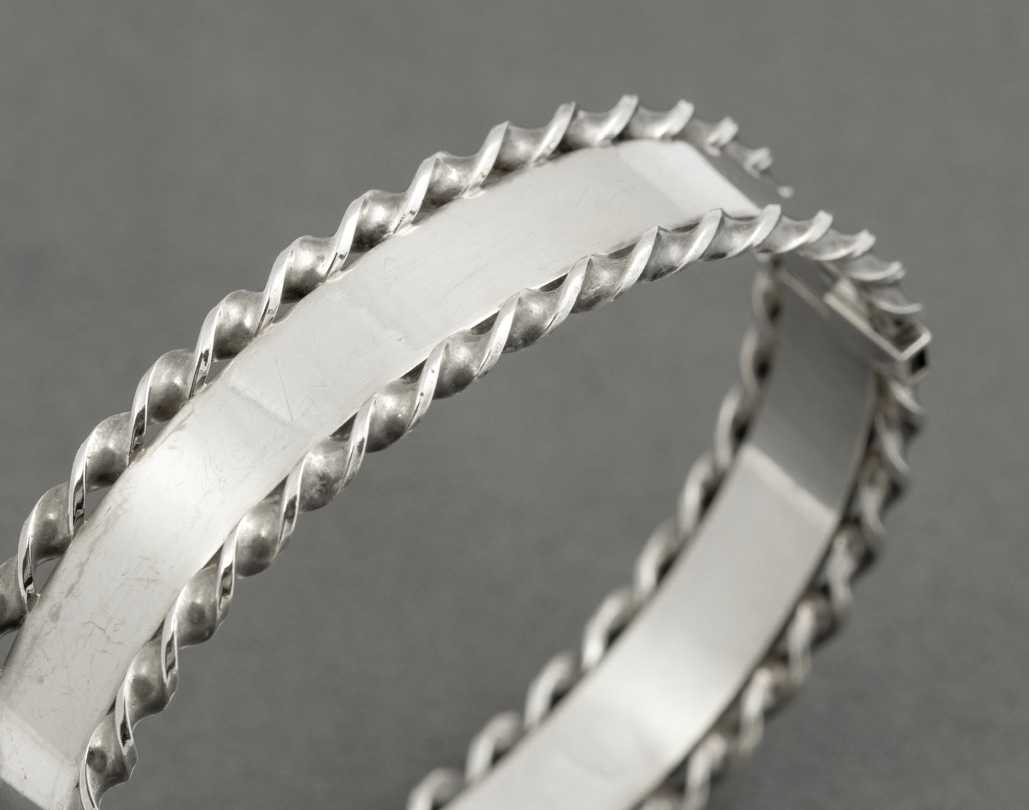 Vintage Sterling Silver Queen Elizabeth II 1977 Jubilee Feature Hallmark Bangle (B2520)