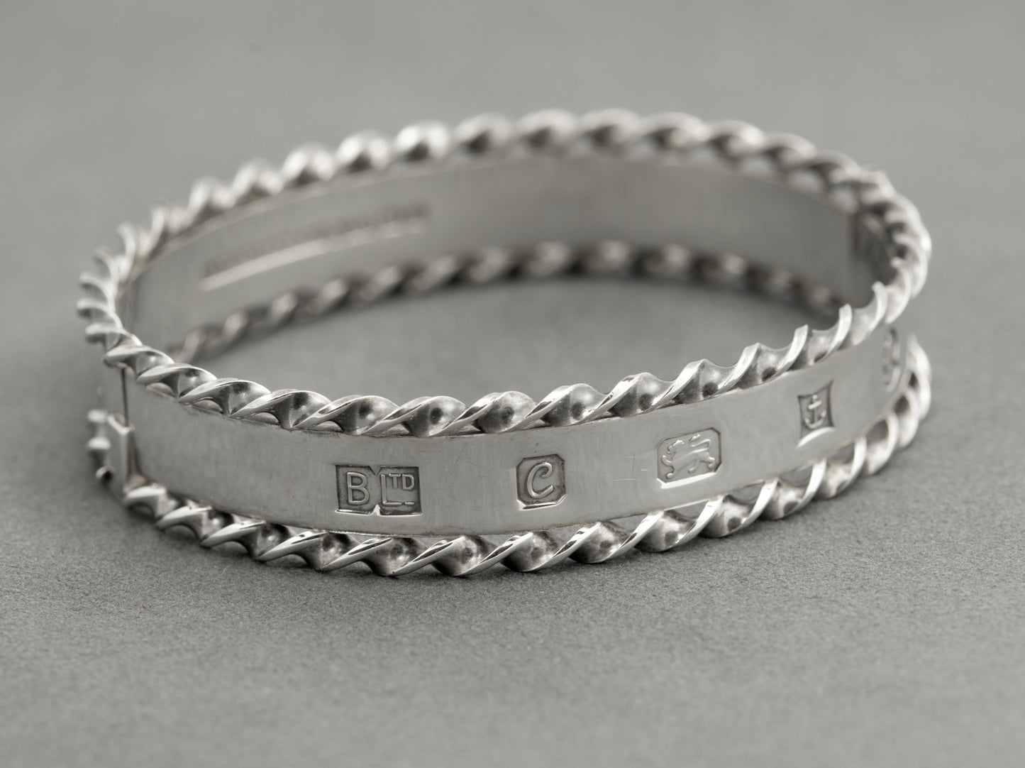 Vintage Sterling Silver Queen Elizabeth II 1977 Jubilee Feature Hallmark Bangle (B2520)