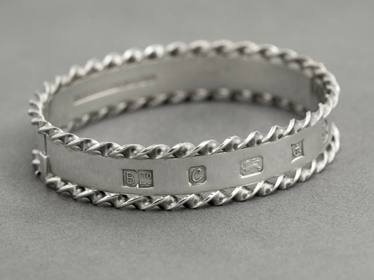 Vintage Sterling Silver Queen Elizabeth II 1977 Jubilee Feature Hallmark Bangle (B2520)