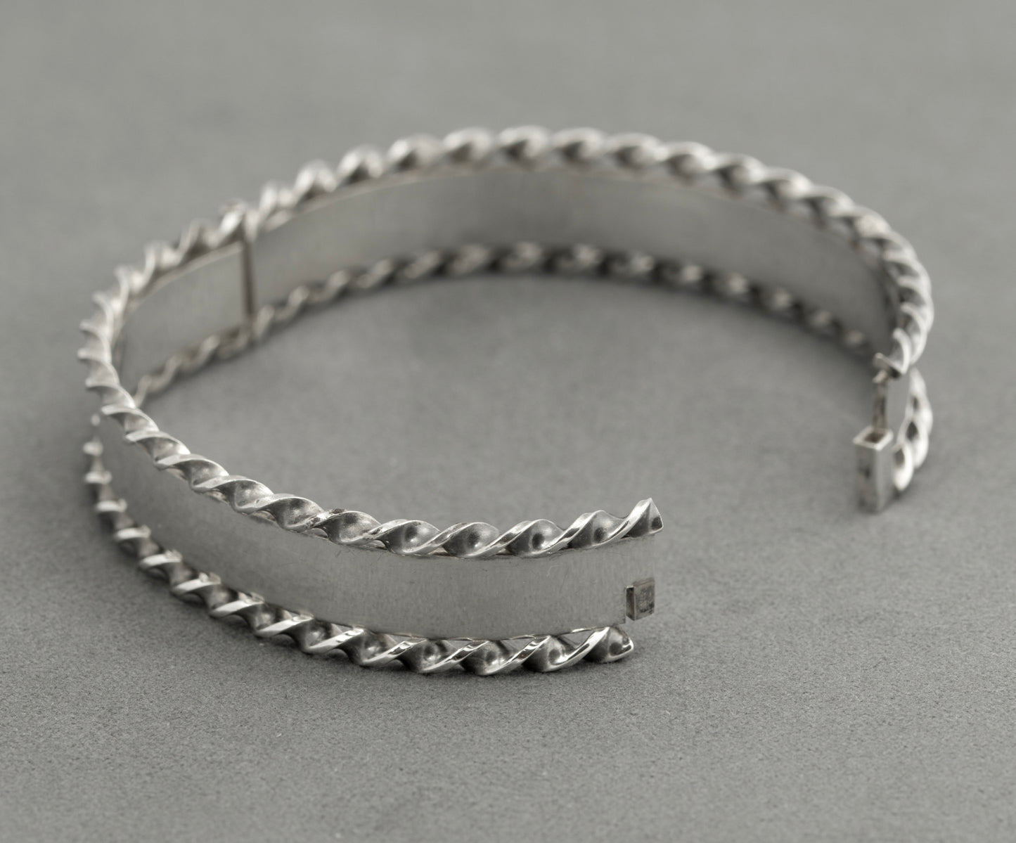 Vintage Sterling Silver Queen Elizabeth II 1977 Jubilee Feature Hallmark Bangle (B2520)