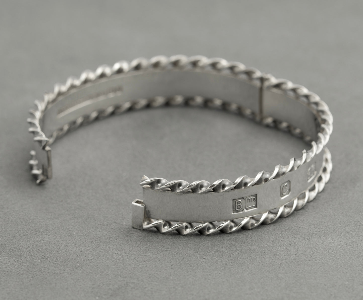 Vintage Sterling Silver Queen Elizabeth II 1977 Jubilee Feature Hallmark Bangle (B2520)