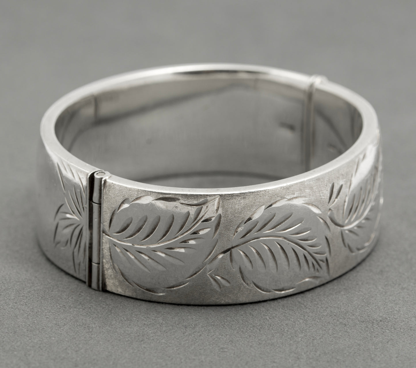 Vintage Sterling Silver Bangle Bright Cut Leaves Hallmarked 1972 Patent (B2523)