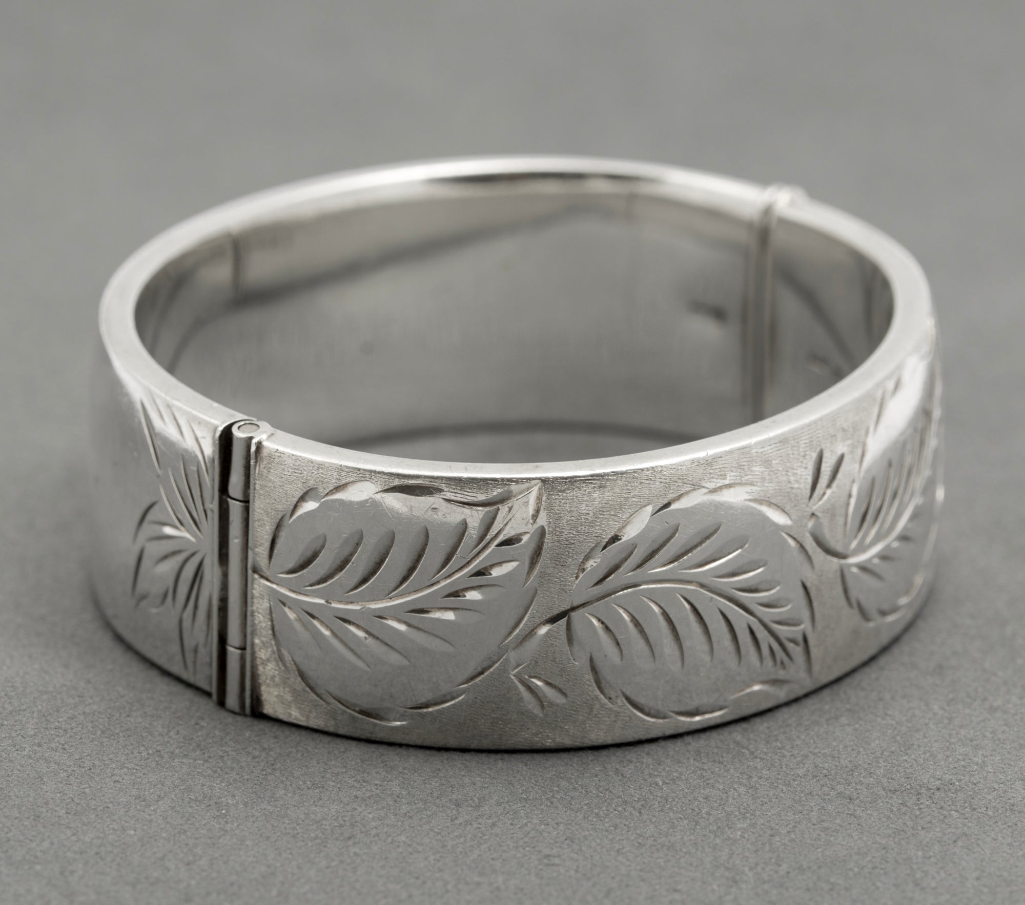 Vintage Sterling Silver Bangle Bright Cut Leaves Hallmarked 1972 Patent (B2523)