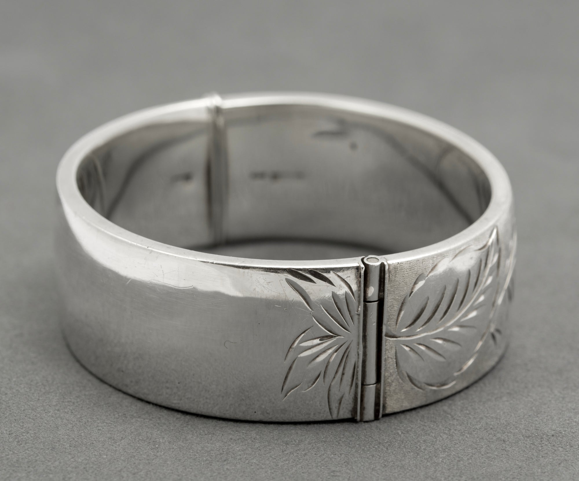 Vintage Sterling Silver Bangle Bright Cut Leaves Hallmarked 1972 Patent (B2523)