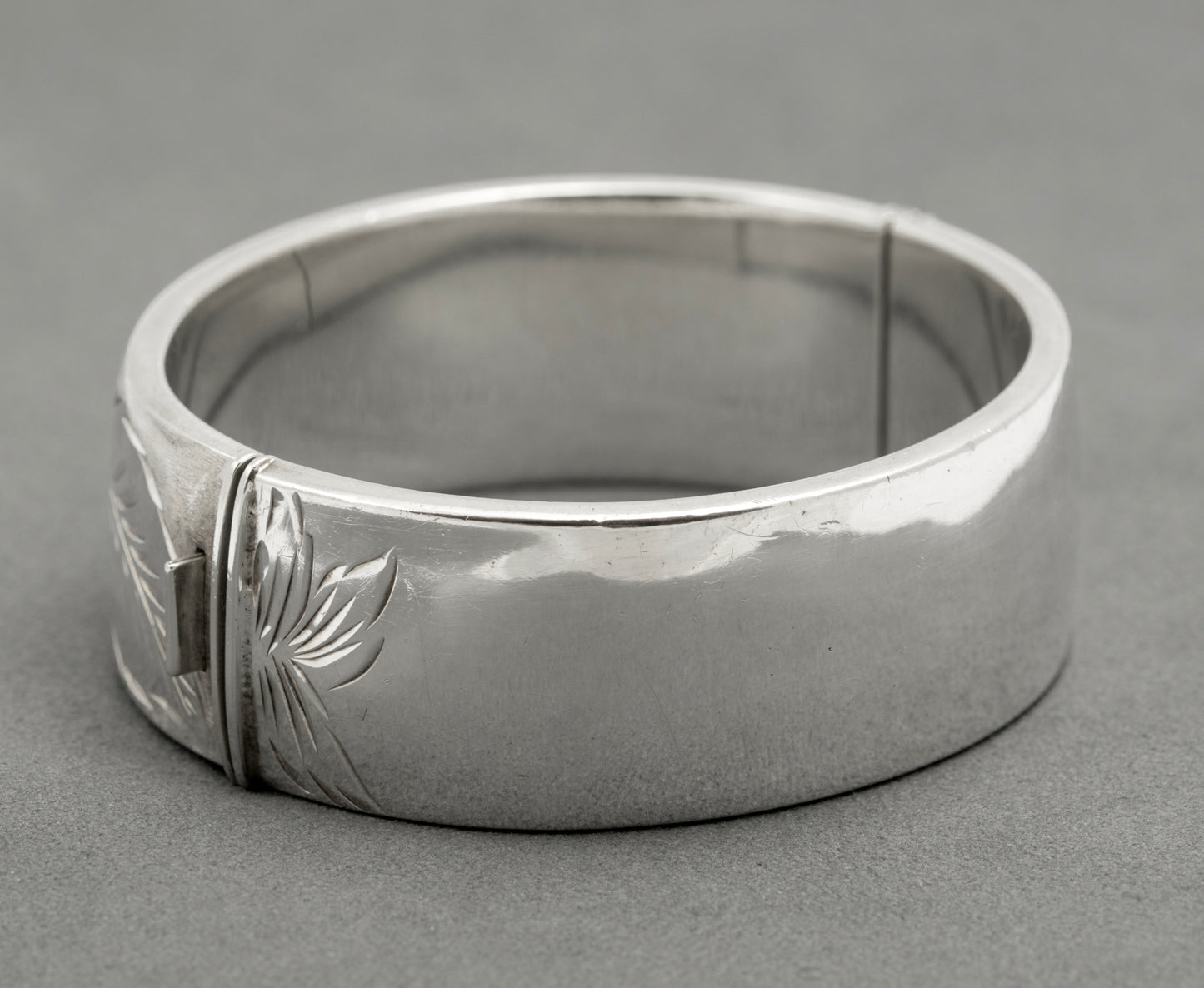 Vintage Sterling Silver Bangle Bright Cut Leaves Hallmarked 1972 Patent (B2523)