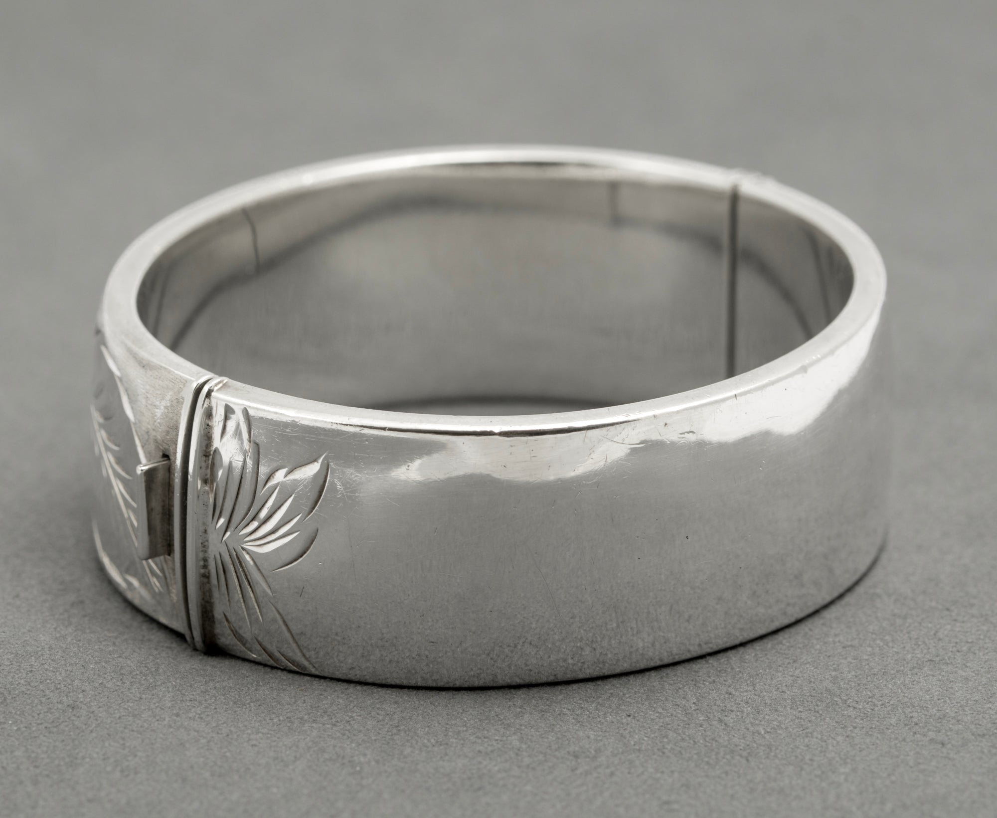 Vintage Sterling Silver Bangle Bright Cut Leaves Hallmarked 1972 Patent (B2523)
