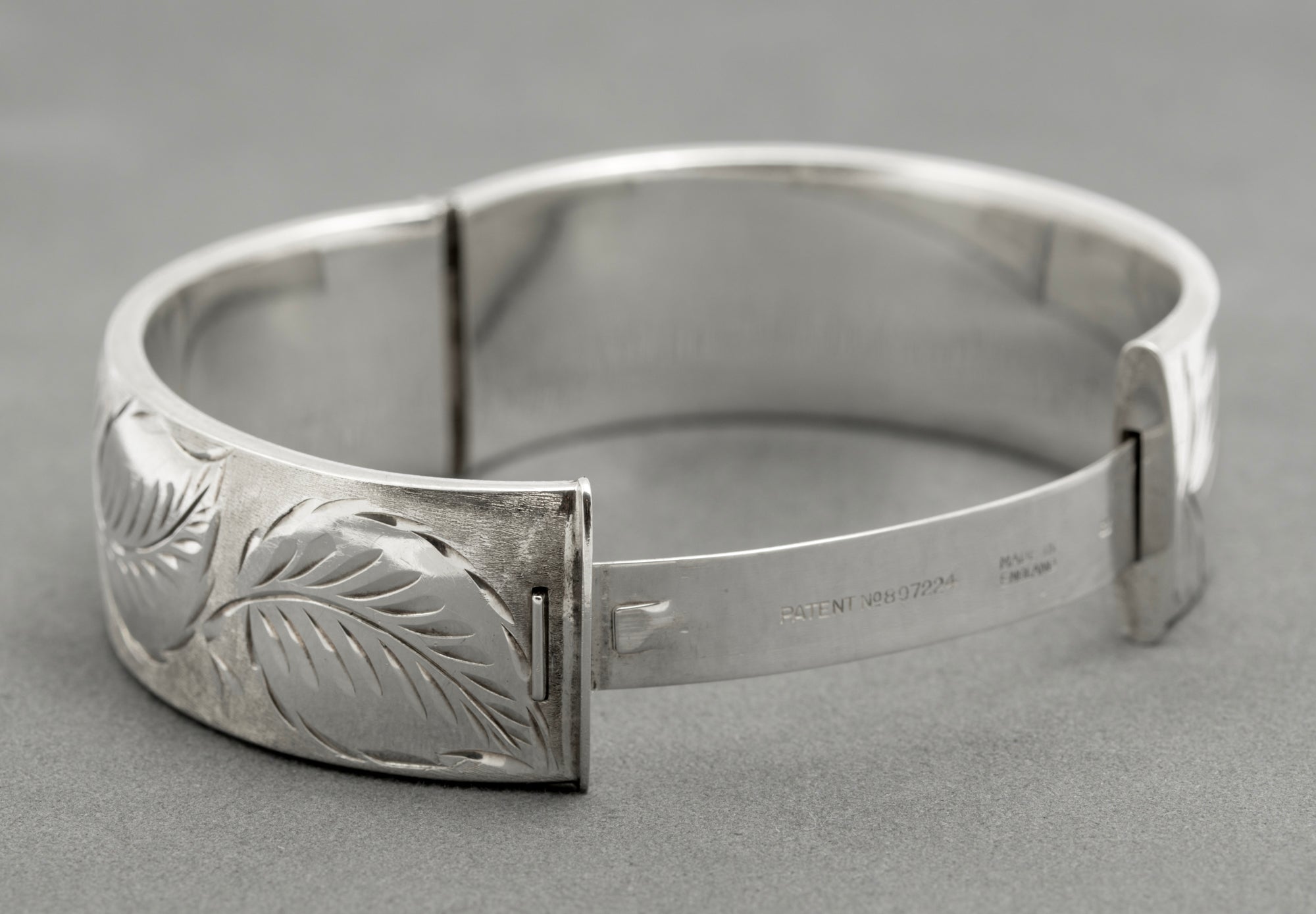 Vintage Sterling Silver Cuff Bangle - Bright Cut Leaves - Patent Sliding Clasp - Hallmarked 1972 - B2523
