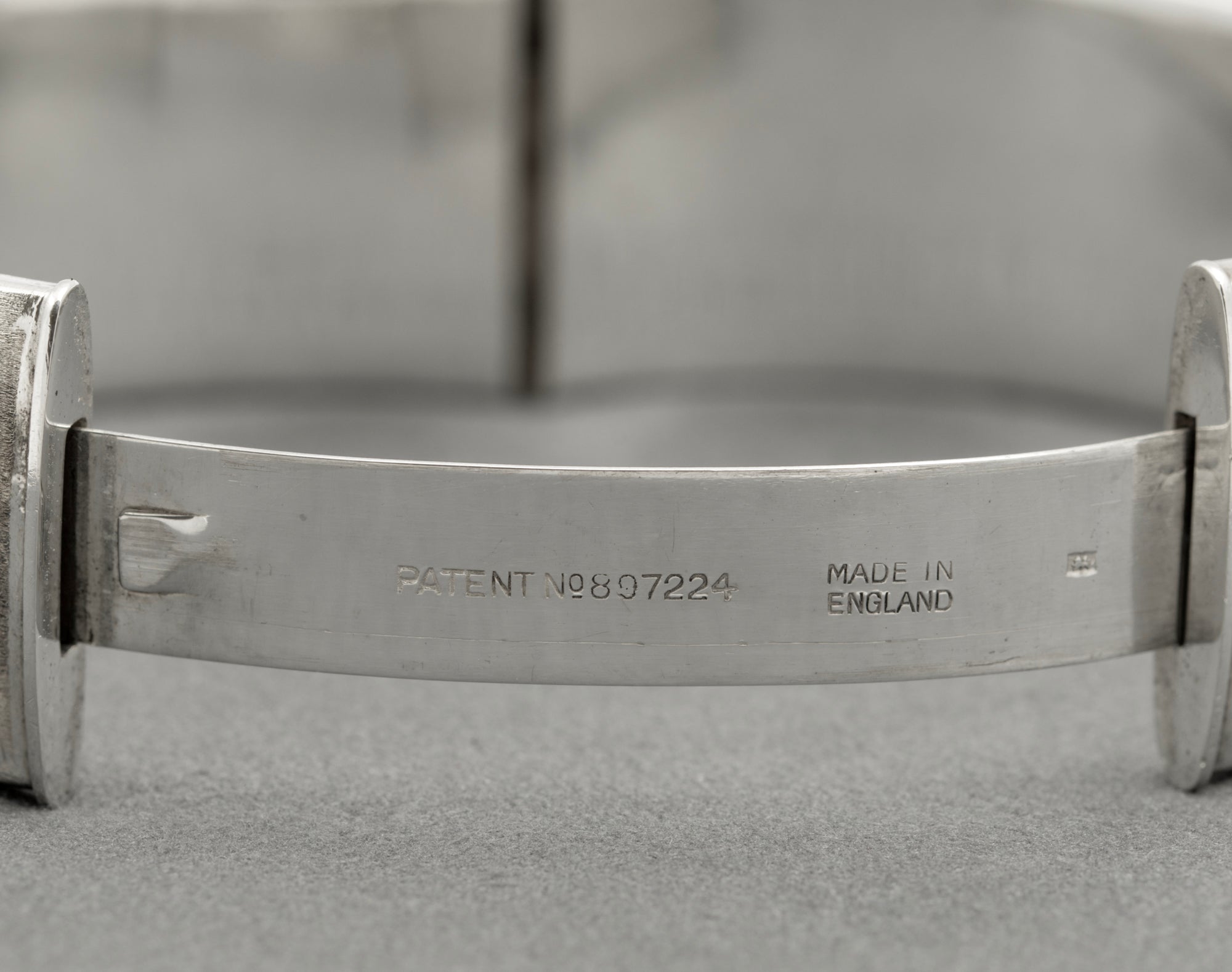 Vintage Sterling Silver Cuff Bangle - Bright Cut Leaves - Patent Sliding Clasp - Hallmarked 1972 - B2523