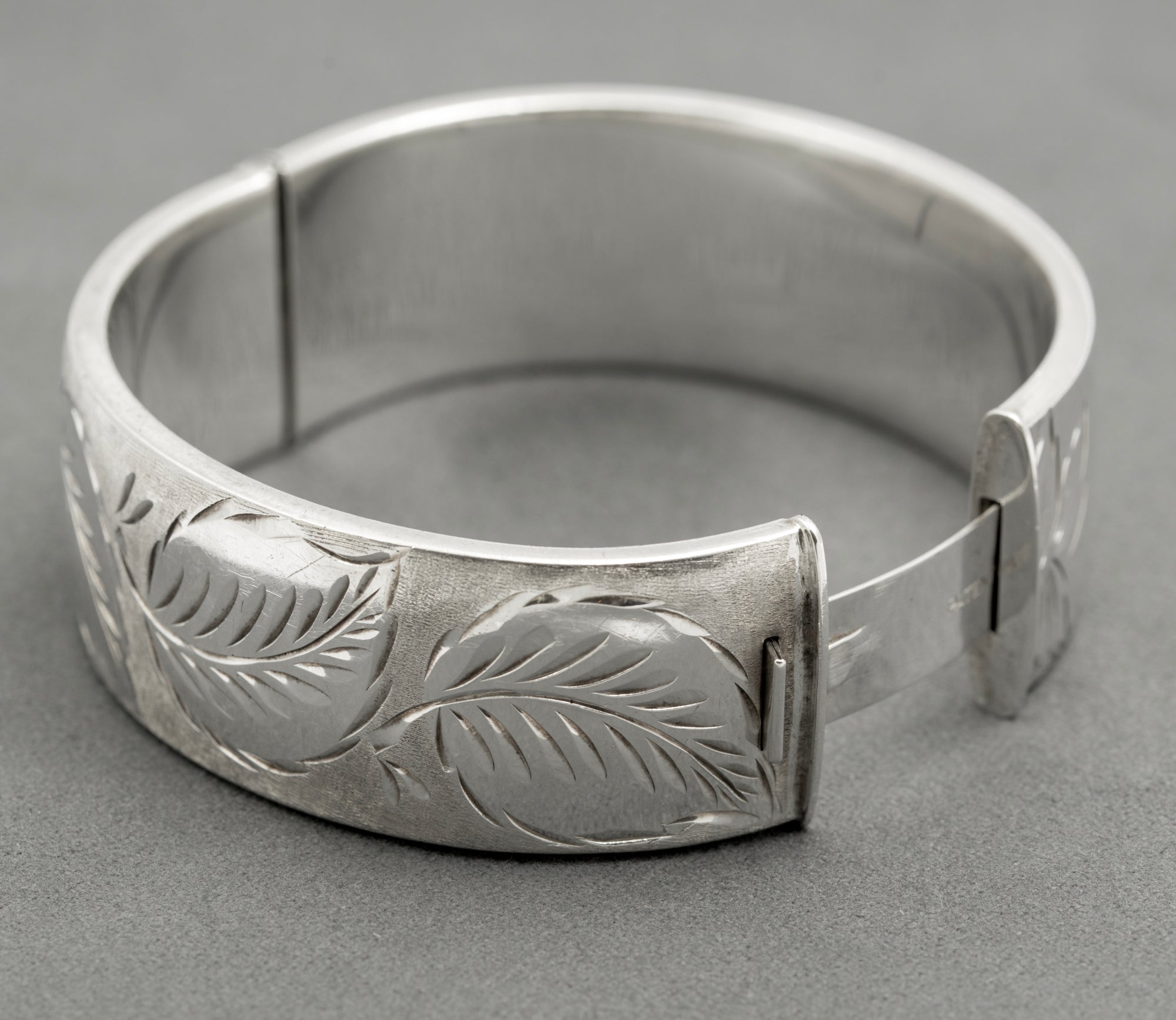 Vintage Sterling Silver Cuff Bangle - Bright Cut Leaves - Patent Sliding Clasp - Hallmarked 1972 - B2523