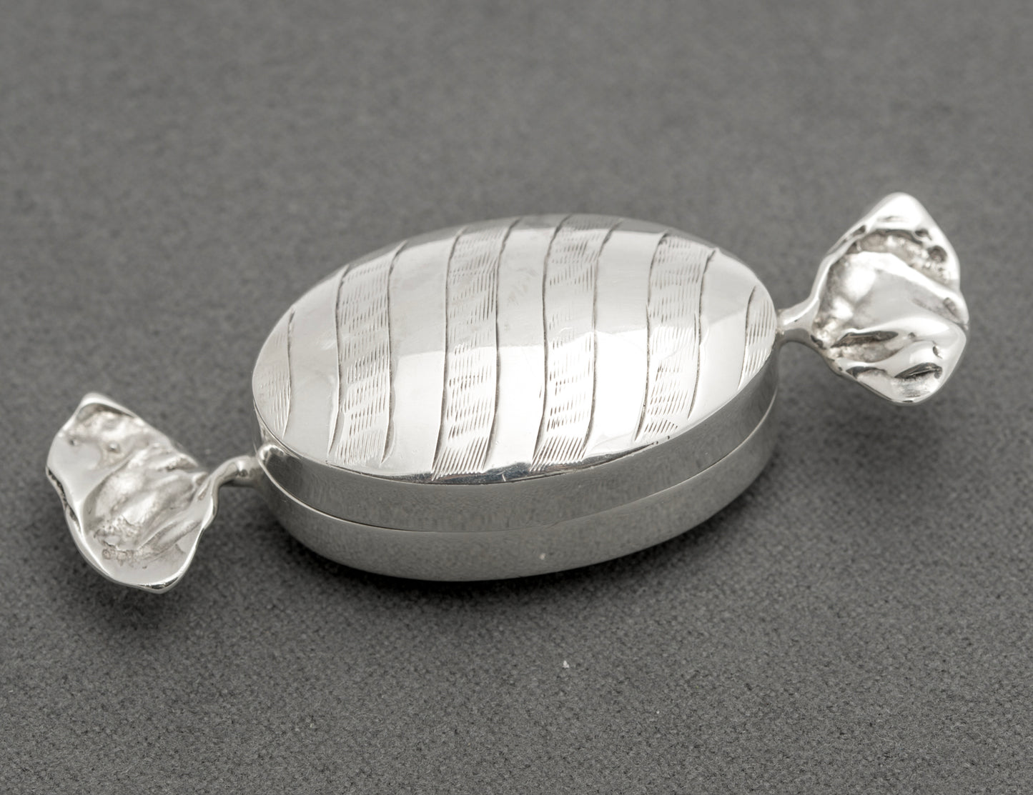 Vintage 925 Sterling Silver Trinket / Pill Box Sweet With Wrapper Design c.1980's (B2575)