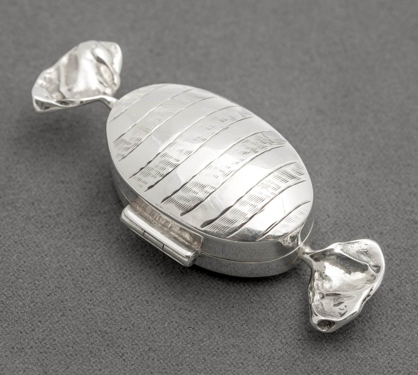 Vintage 925 Sterling Silver Trinket / Pill Box Sweet With Wrapper Design c.1980's (B2575)