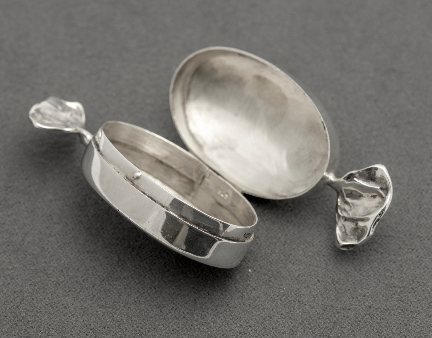 Vintage 925 Sterling Silver Trinket / Pill Box Sweet With Wrapper Design c.1980's (B2575)