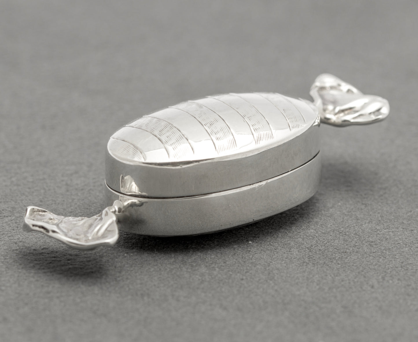 Vintage 925 Sterling Silver Trinket / Pill Box Sweet With Wrapper Design c.1980's (B2575)