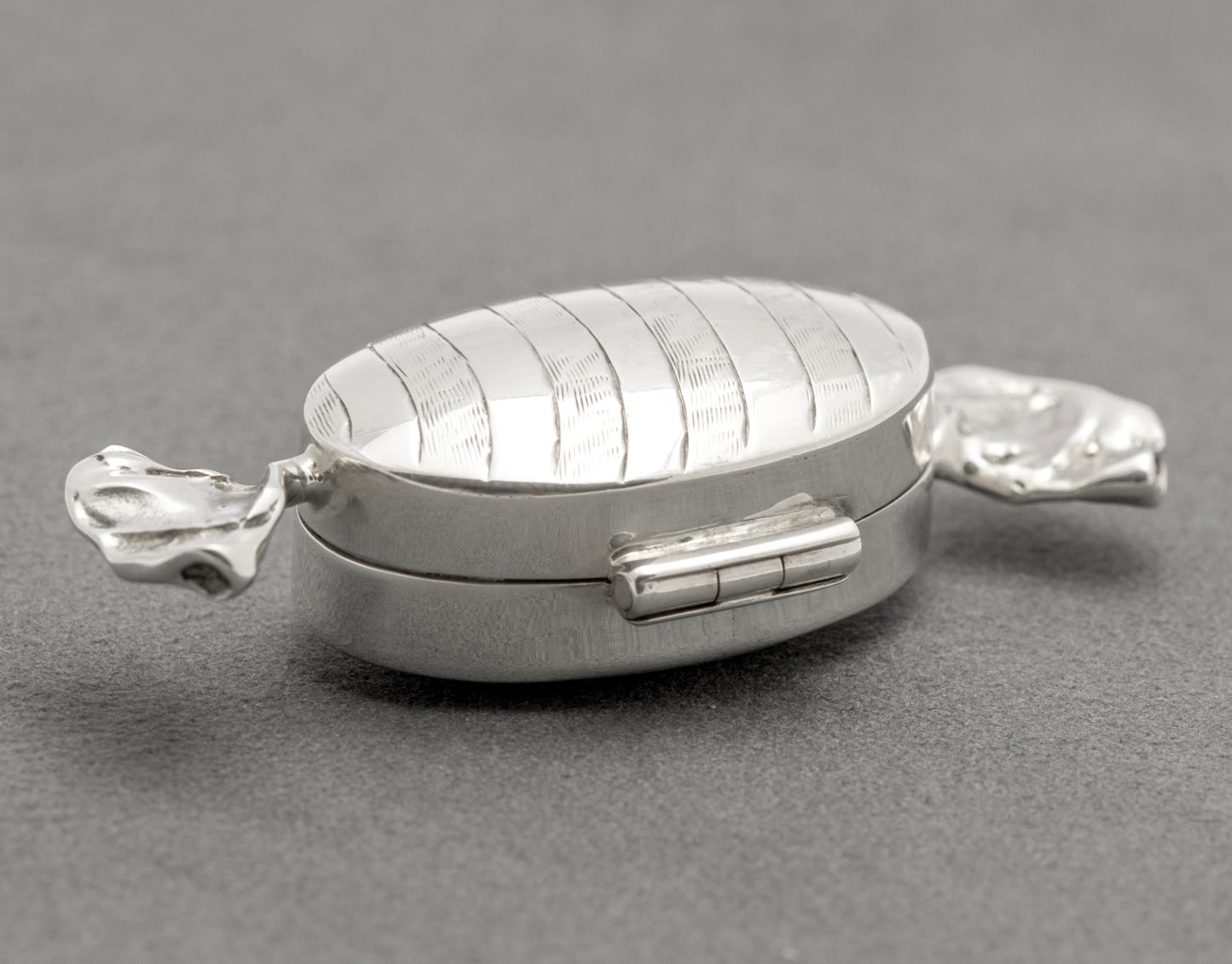 Vintage 925 Sterling Silver Trinket / Pill Box Sweet With Wrapper Design c.1980's (B2575)