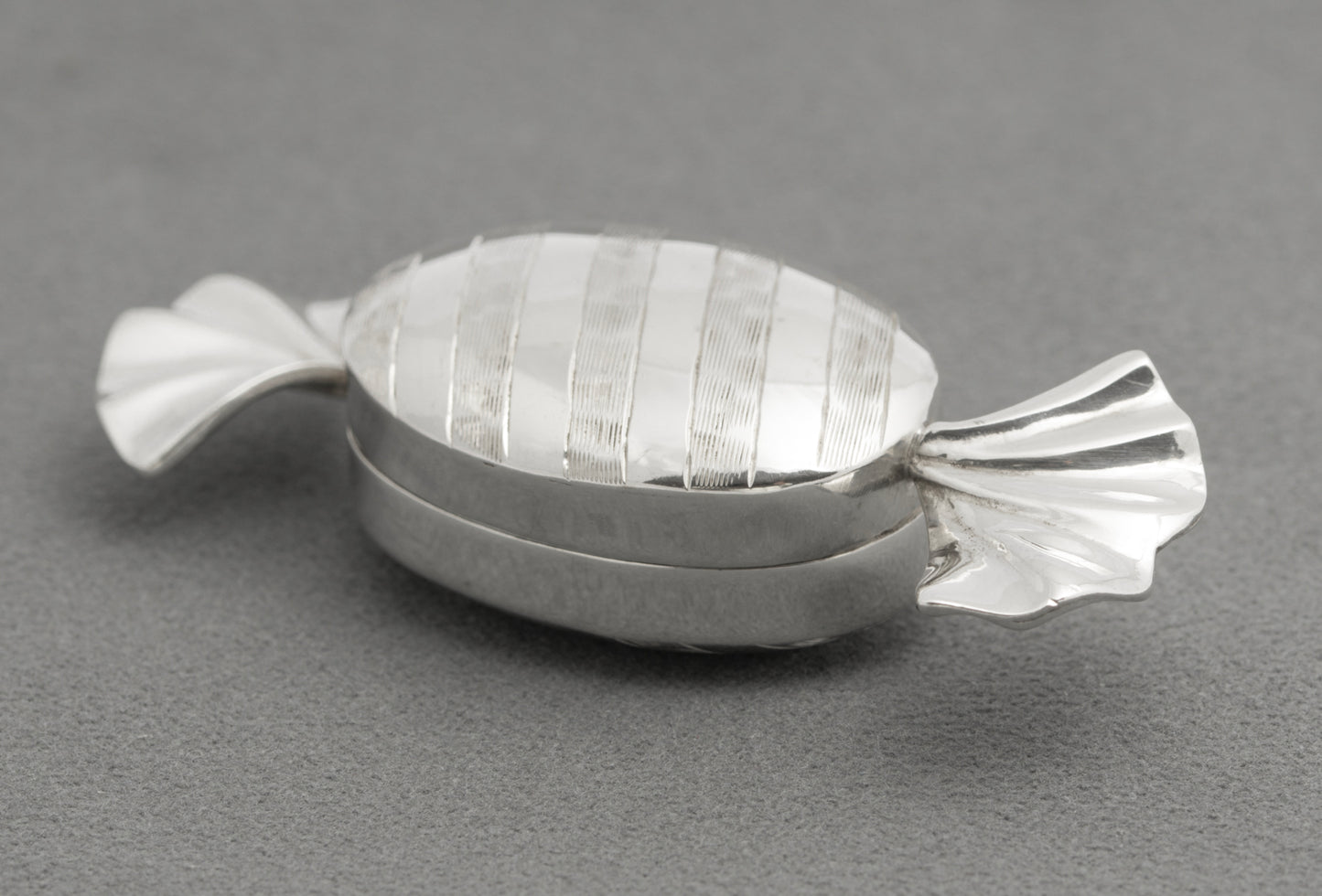 Vintage Sterling Silver Trinket / Pill Box Sweet Wrapper Design Hallmarked London 1993 (B2580)