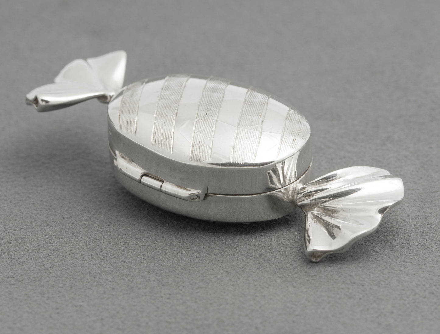 Vintage Sterling Silver Trinket / Pill Box Sweet Wrapper Design Hallmarked London 1993 (B2580)