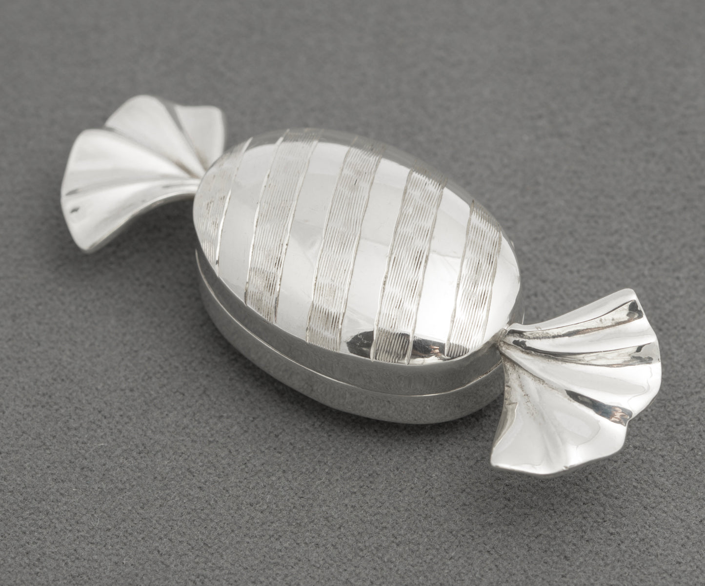 Vintage Sterling Silver Trinket / Pill Box Sweet Wrapper Design Hallmarked London 1993 (B2580)