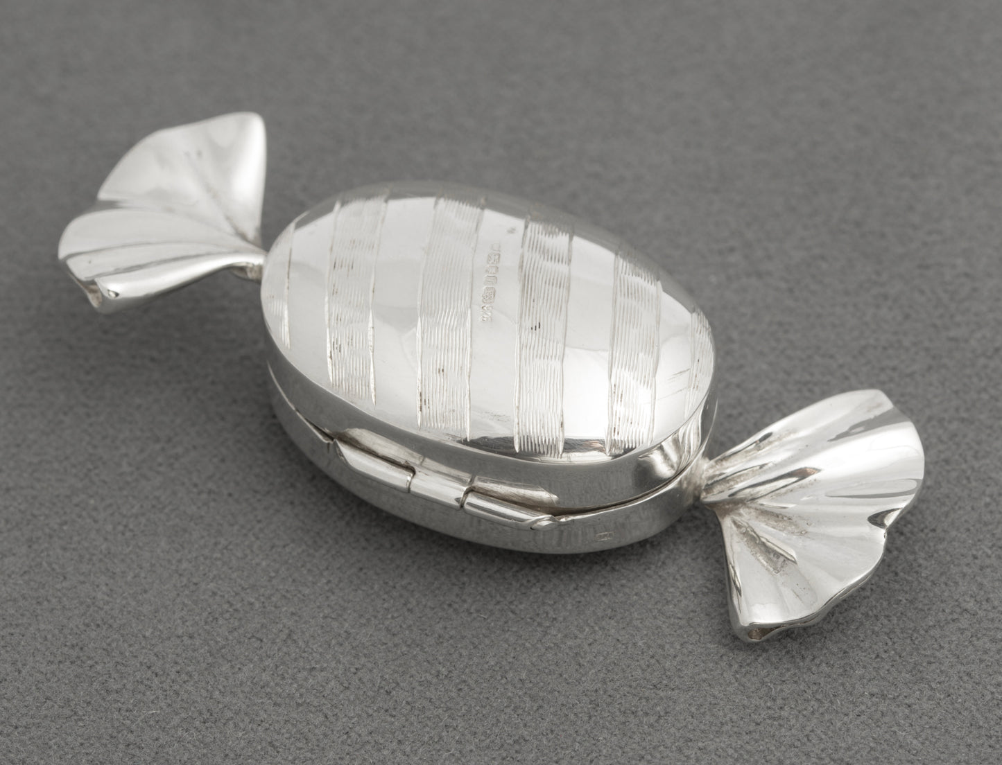 Vintage Sterling Silver Trinket / Pill Box Sweet Wrapper Design Hallmarked London 1993 (B2580)