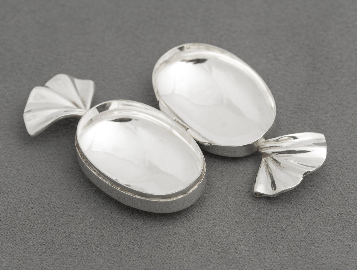 Vintage Sterling Silver Trinket / Pill Box Sweet Wrapper Design Hallmarked London 1993 (B2580)