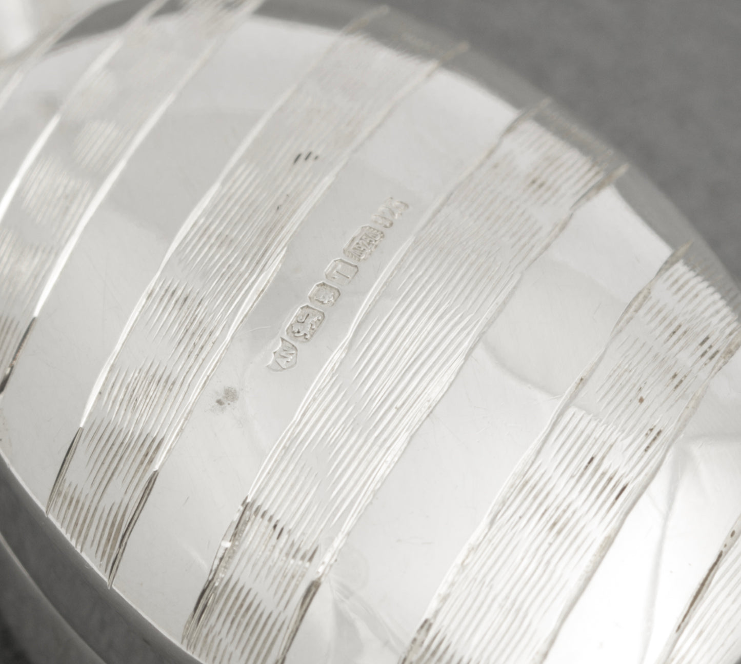 Vintage Sterling Silver Trinket / Pill Box Sweet Wrapper Design Hallmarked London 1993 (B2580)