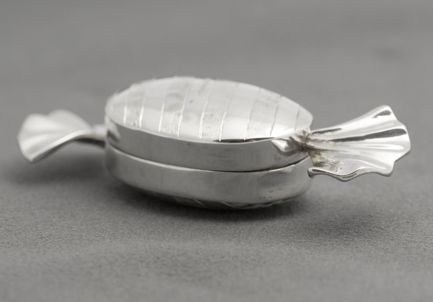 Vintage Sterling Silver Trinket / Pill Box Sweet Wrapper Design Hallmarked London 1993 (B2580)