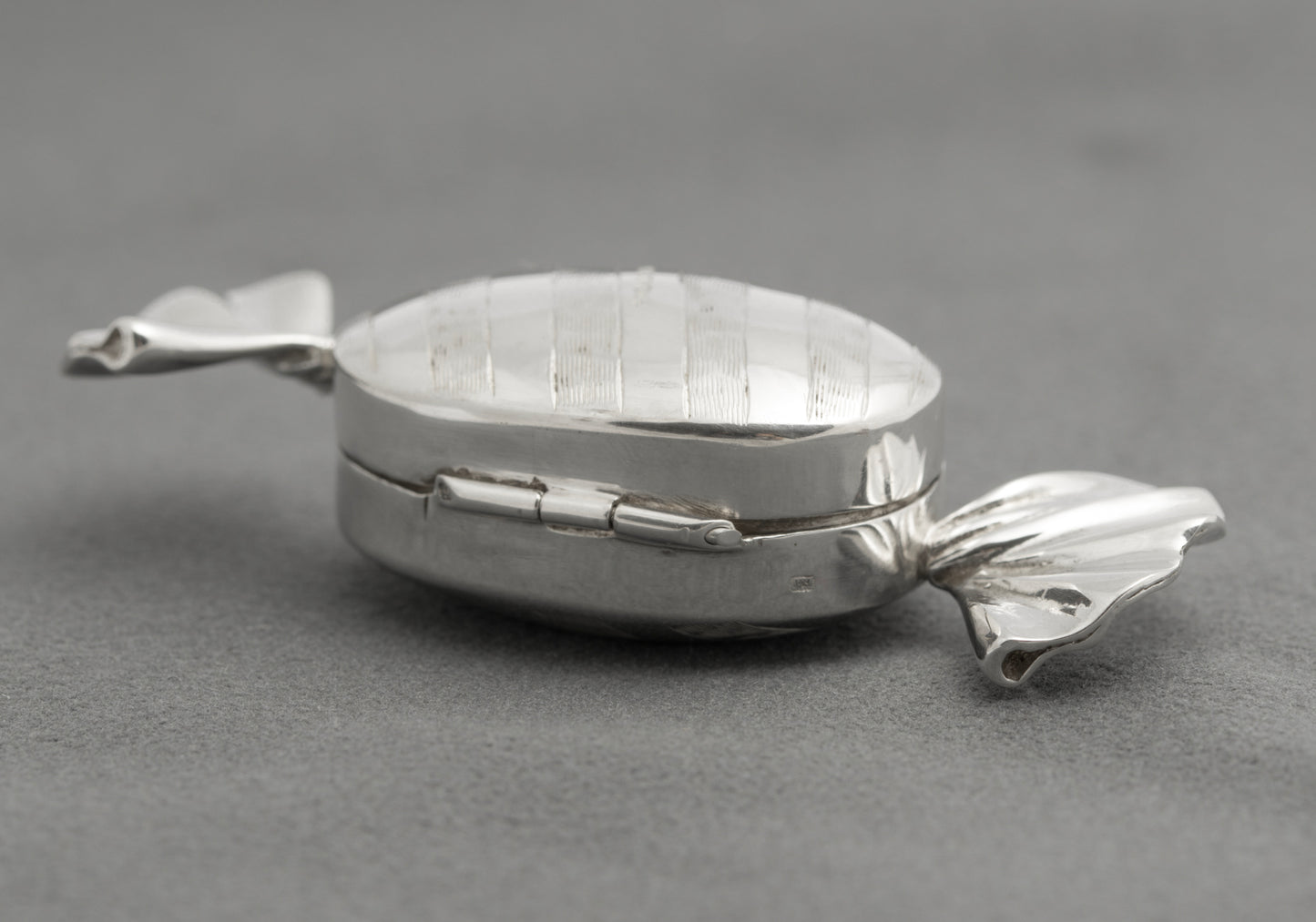 Vintage Sterling Silver Trinket / Pill Box Sweet Wrapper Design Hallmarked London 1993 (B2580)