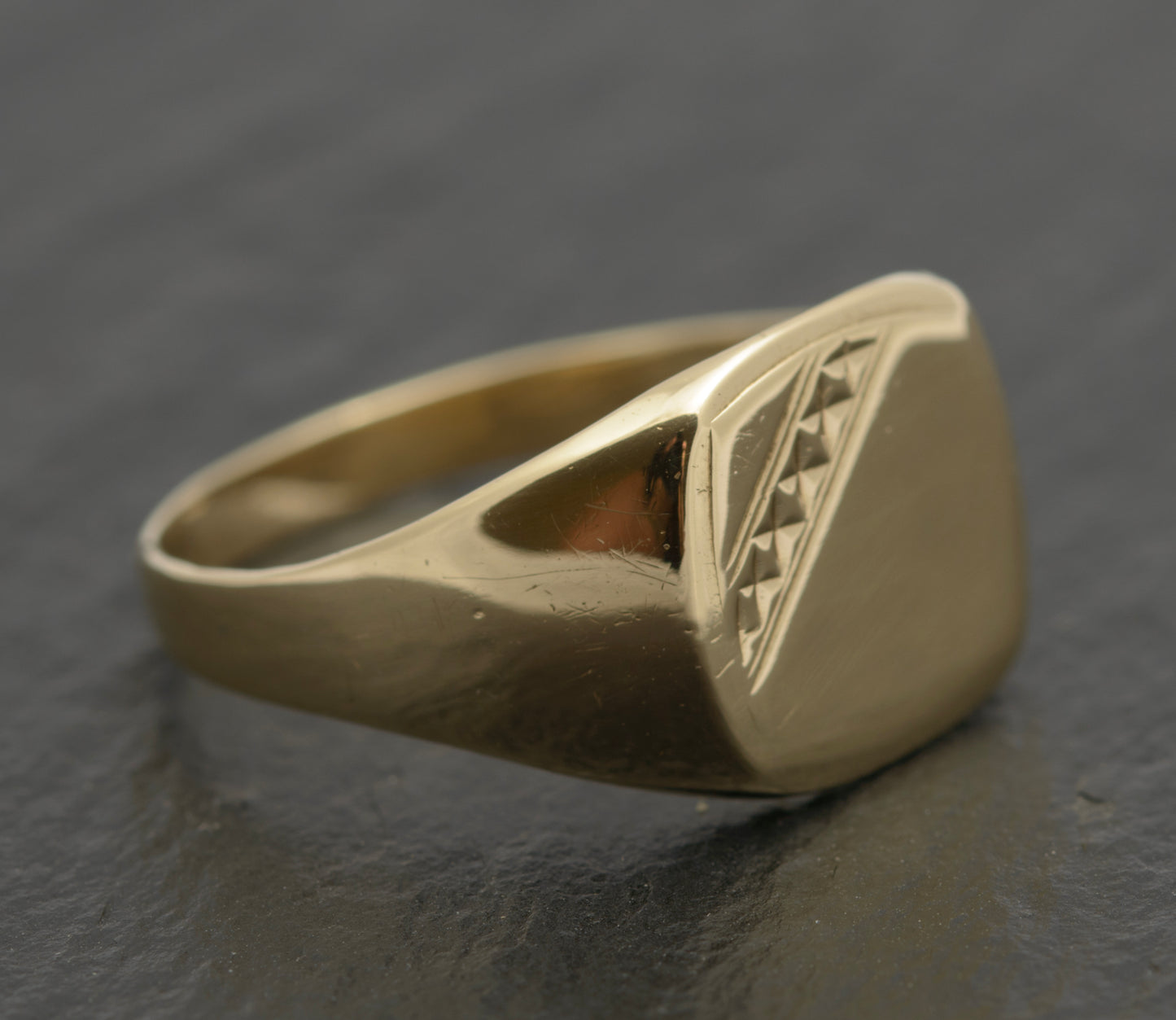 Vintage Men's 9ct Gold Traditional Signet Ring Size W Sheffield Hallmark (B2601)