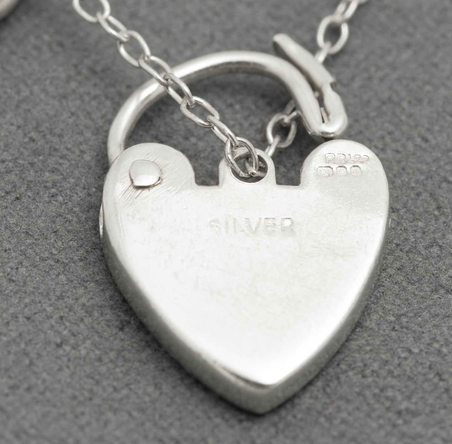 Vintage Sterling Silver Hallmarked Heavy Chunky Curb Chain Bracelet Heart Clasp (B2607)