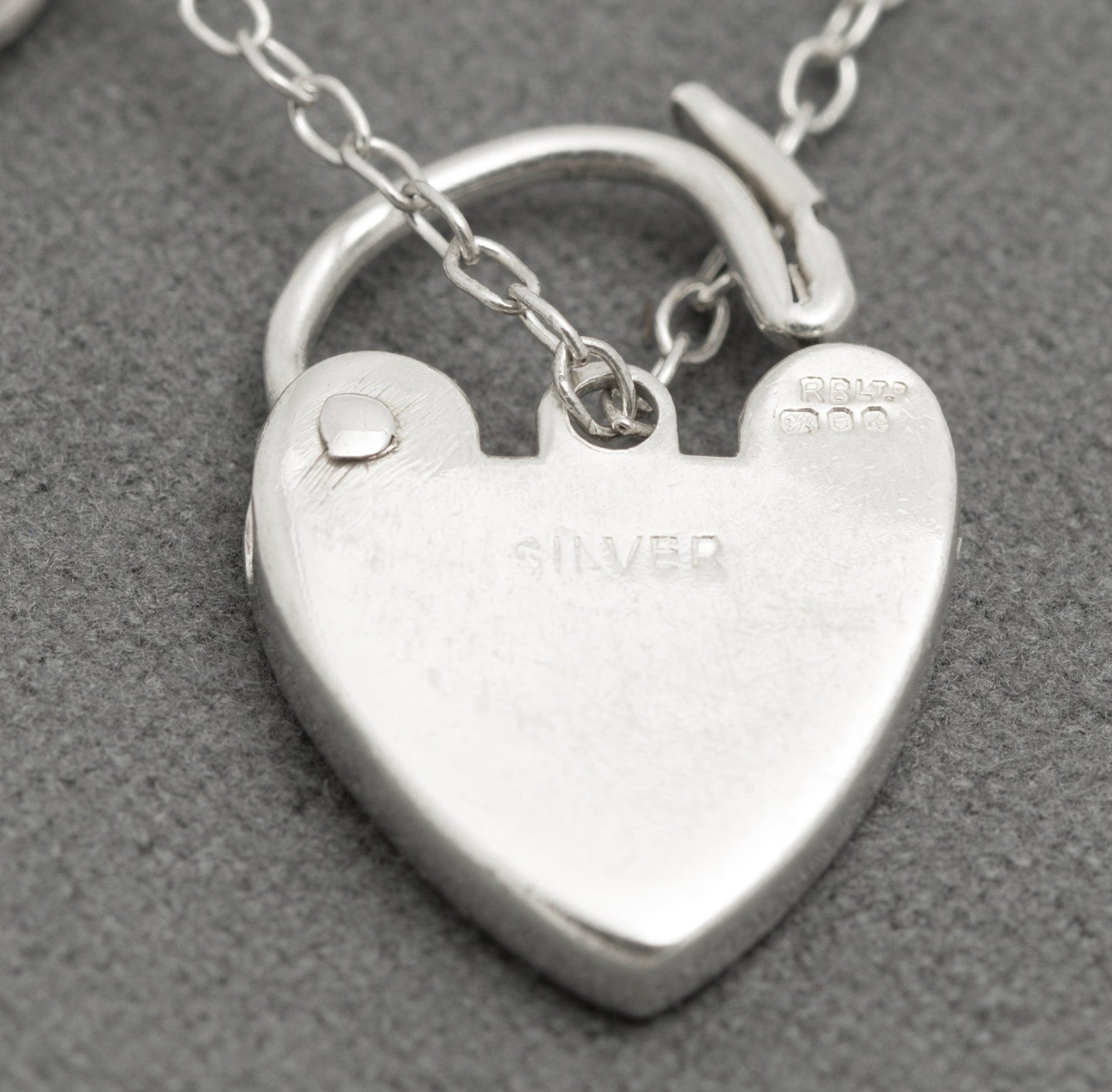 Vintage Sterling Silver Hallmarked Heavy Chunky Curb Chain Bracelet Heart Clasp (B2607)