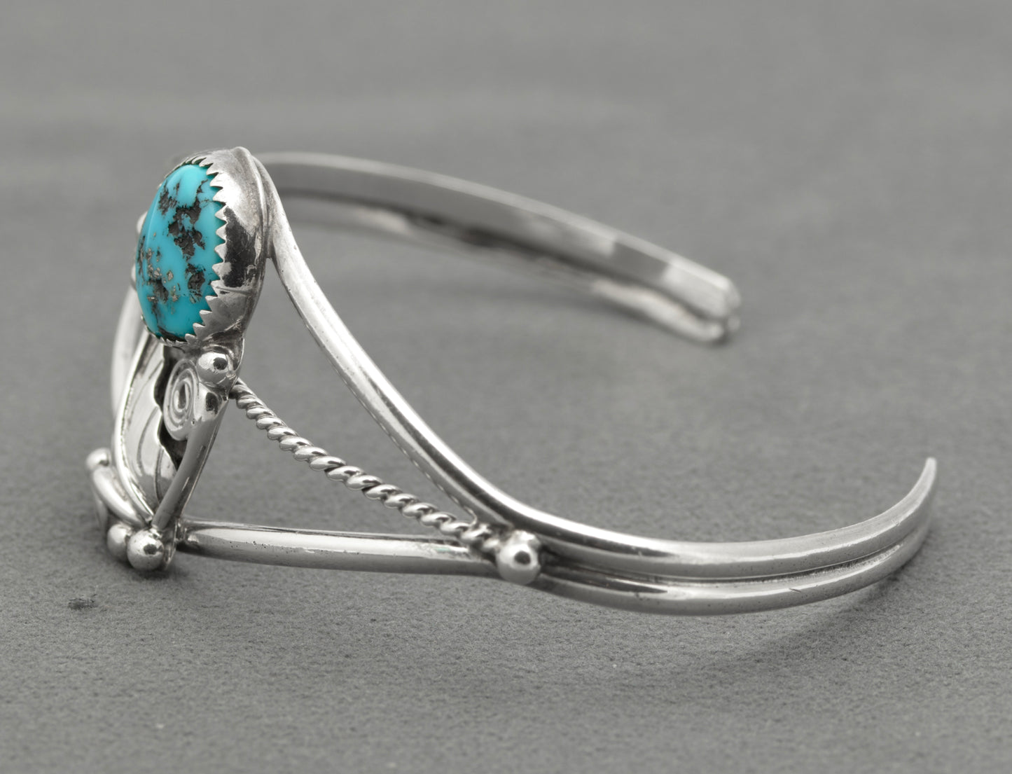 Vintage Sterling Silver Native American Design Bangle With Turquoise Cabochon (B2636)
