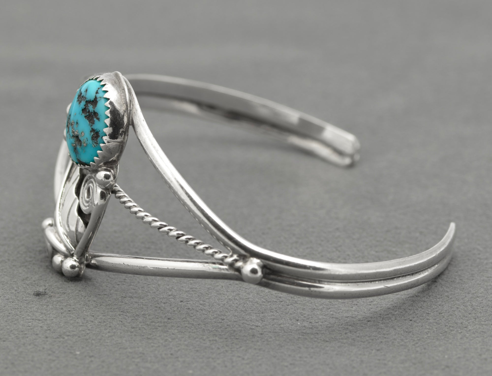 Vintage Sterling Silver Native American Design Bangle With Turquoise Cabochon (B2636)
