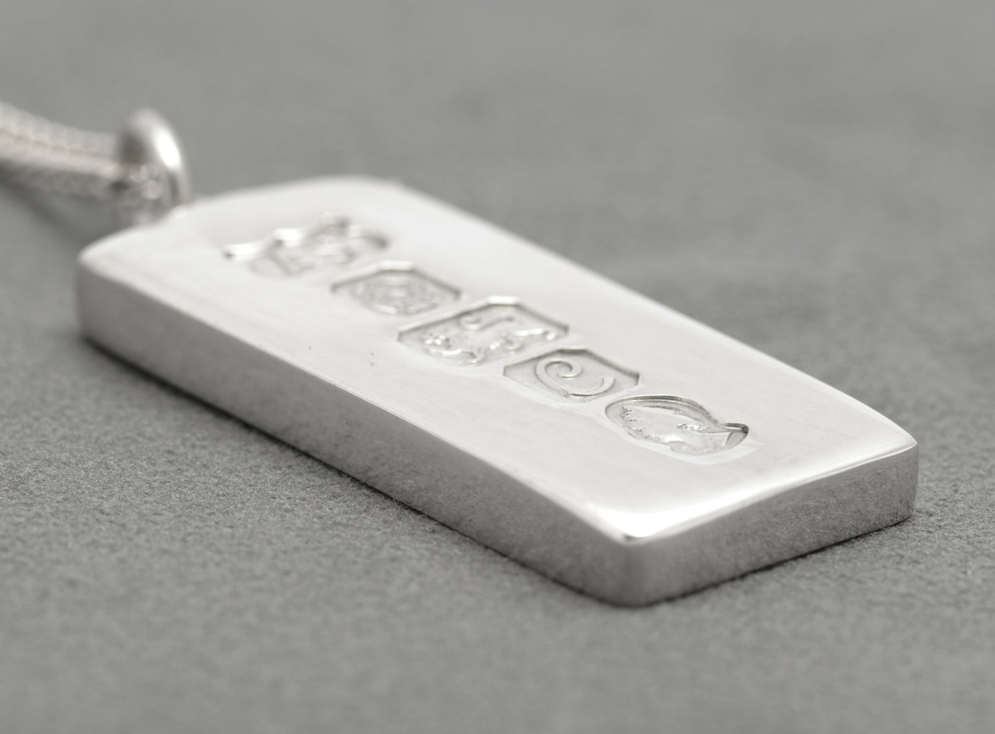 Vintage Sterling Silver Ingot Pendant Necklace Queen Elizabeth II Silver Jubilee (B2644)