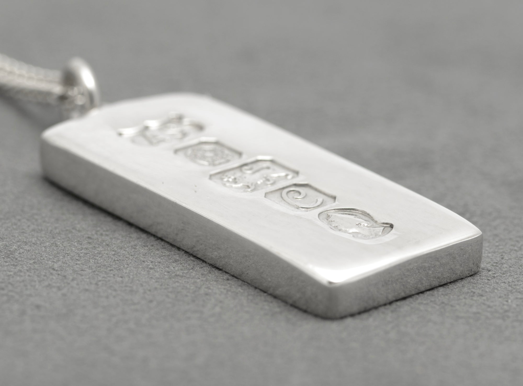 Vintage Sterling Silver Ingot Pendant Necklace Queen Elizabeth II Silver Jubilee (B2644)