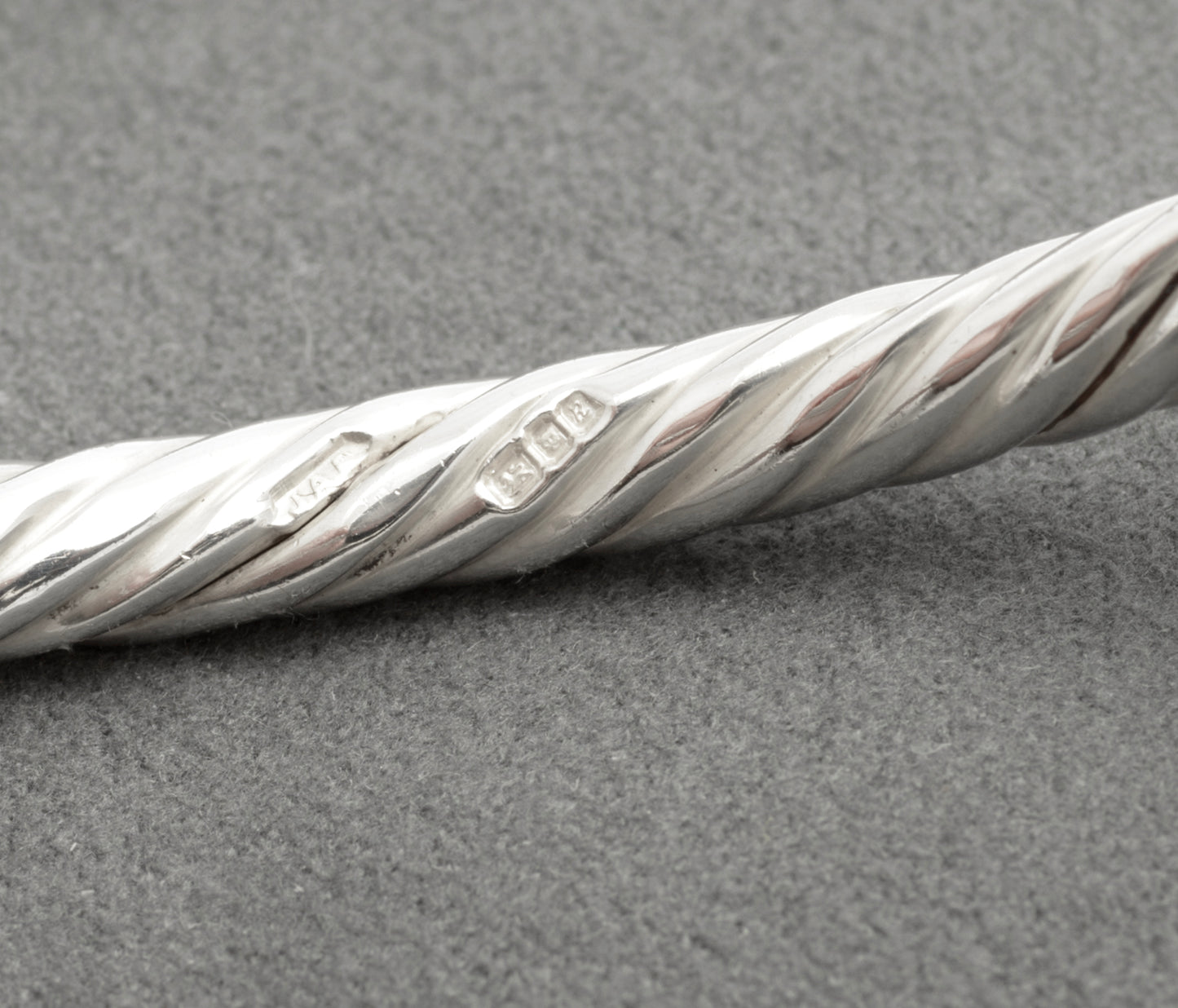 Vintage 925 Sterling Silver Twisted Band Torque Bangle London Hallmark (C2682)