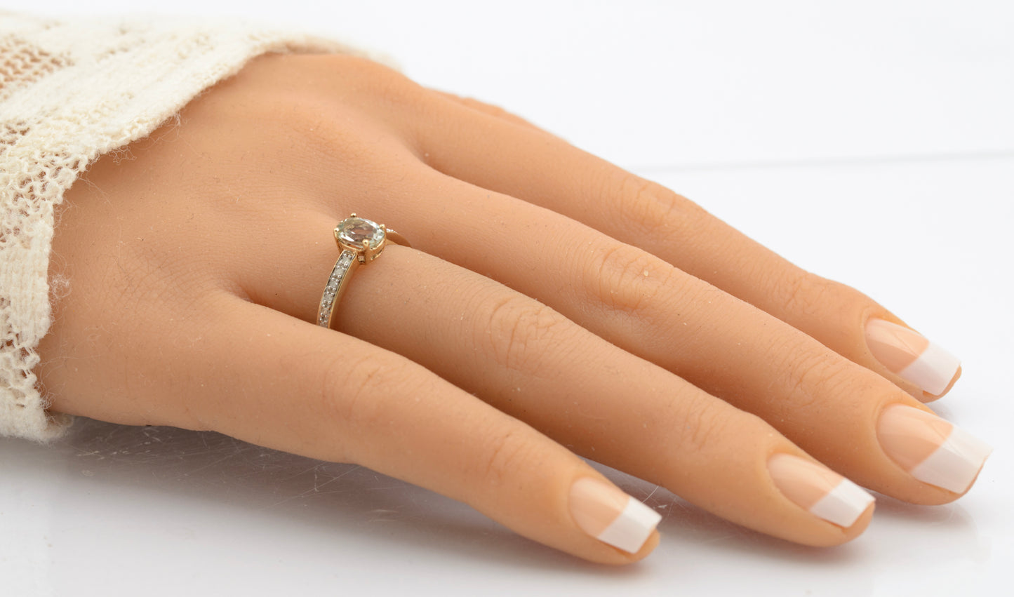 Vintage 9ct Gold & Aquamarine Gemstone Ring With Diamond Shoulders Size O (C2694)
