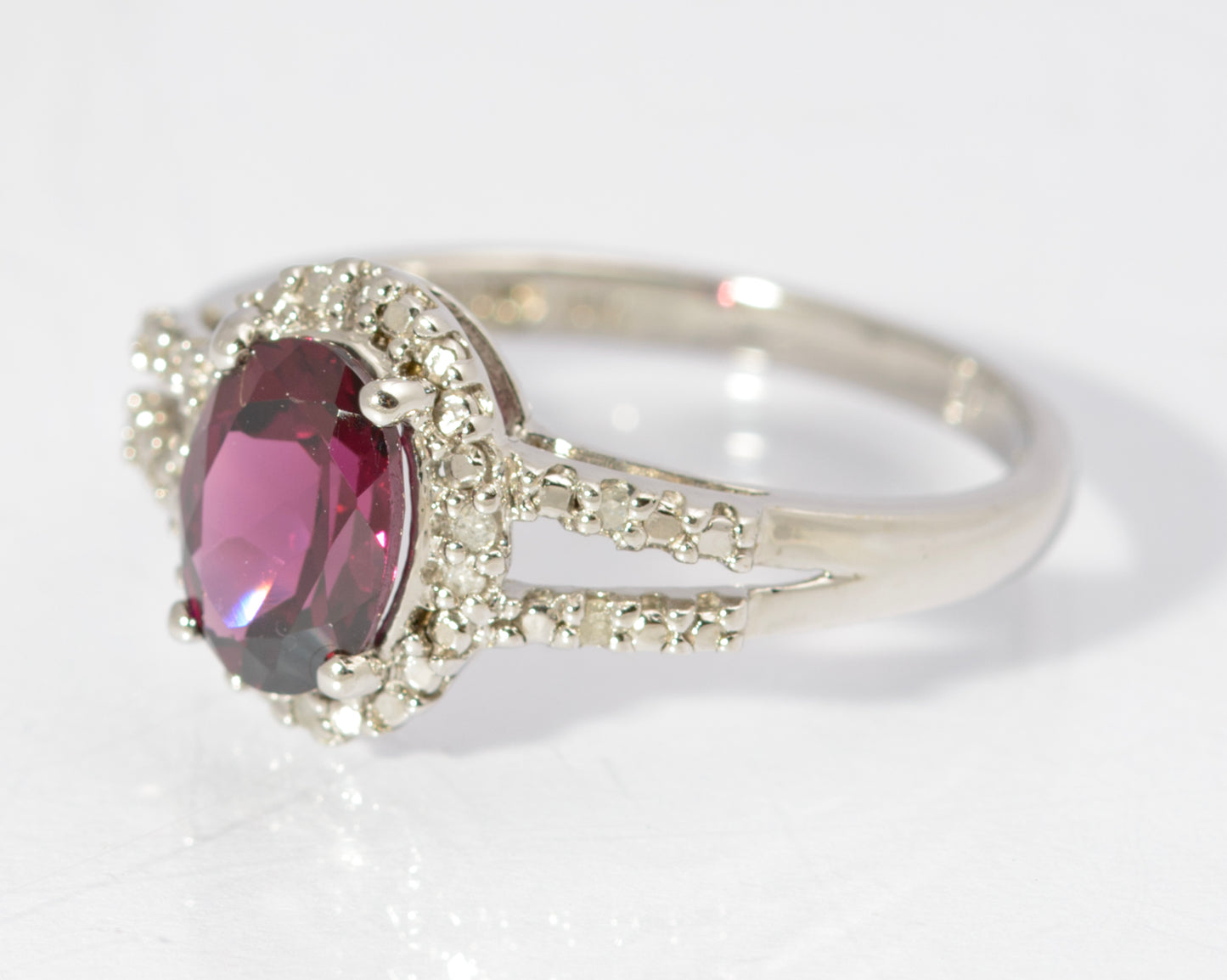 Vintage 9ct White Gold Split Shoulder Ring With Garnet Gemstone & Diamond Halo (C2696)