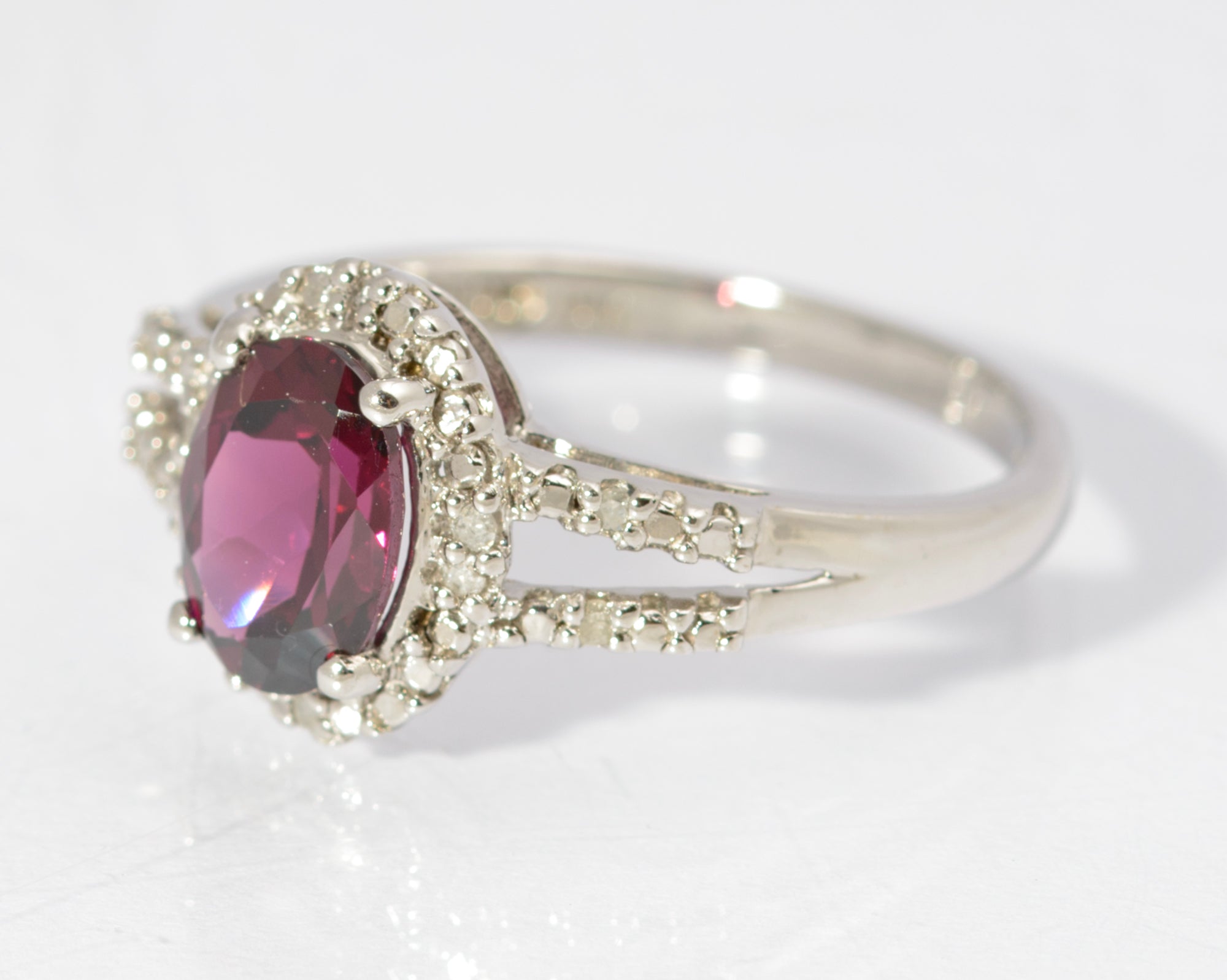 Vintage 9ct White Gold Split Shoulder Ring With Garnet Gemstone & Diamond Halo (C2696)