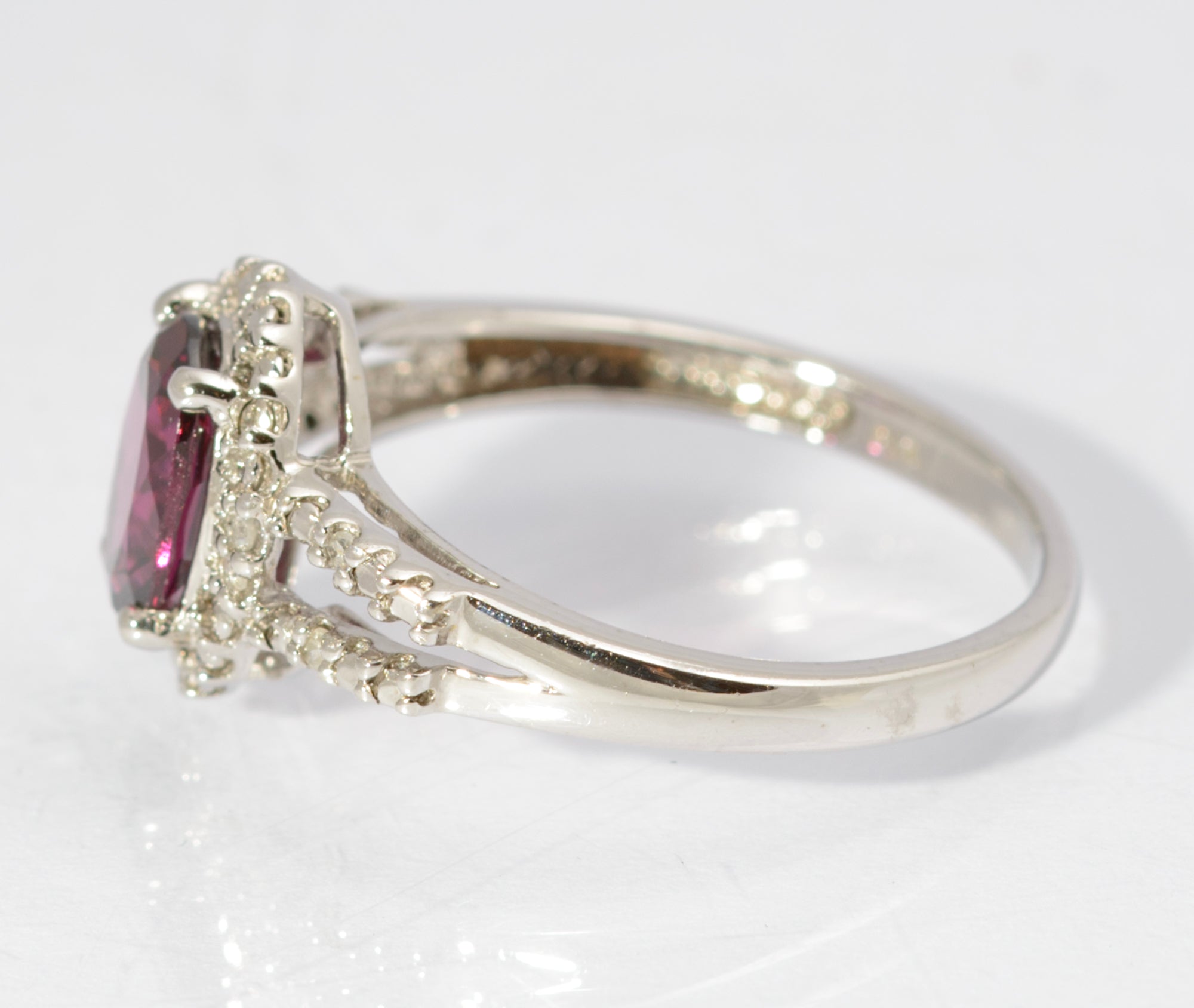 Vintage 9ct White Gold Split Shoulder Ring With Garnet Gemstone & Diamond Halo (C2696)